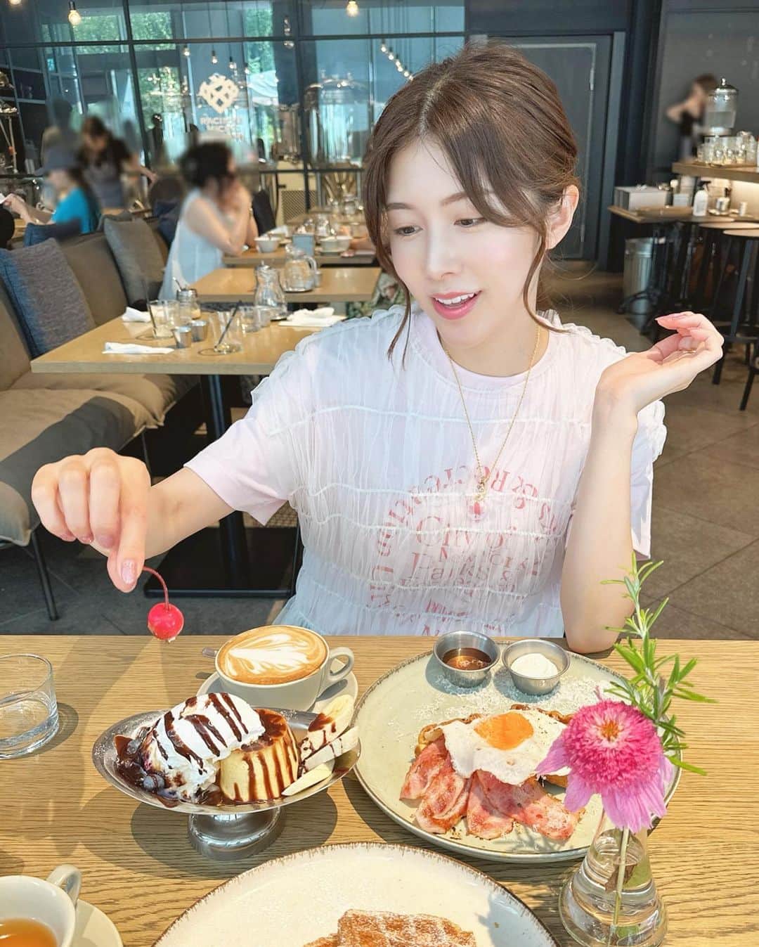 麻衣愛さんのインスタグラム写真 - (麻衣愛Instagram)「. ⋰ ⋱⋰ ⋱⋰ ⋱⋰ ⋱⋰ ⋱⋰ ⋱⋰ ⋱⋰ ⋱⋰ ⋱⋰ ⋱ . . 𝐂𝐚𝐟𝐞𓂃𖠚ᐝ . プリンアラモード 美味しかった·͜· ⋆꙳ 毎日暑いから アイス食べたくなりますよね𓌉𓇋 ‎ . 今度は絶対ドーナツ食べる⋆꙳ . 何度見てもこのピンクのお花 友達のお母さんの髪型にそっくり 襟足長くて上部パンチパーマ¨̮♡⃛ . ⋱⋰ ⋱⋰ ⋱⋰ ⋱⋰ ⋱⋰ ⋱⋰ ⋱⋰ ⋱⋰ ⋱⋰ ⋱⋰  . . #cafe #cafestagram #cafetime #instadaily #表参道カフェ #青山カフェ #友達のお母さん元気かな」7月19日 17時41分 - maiaiii_0814