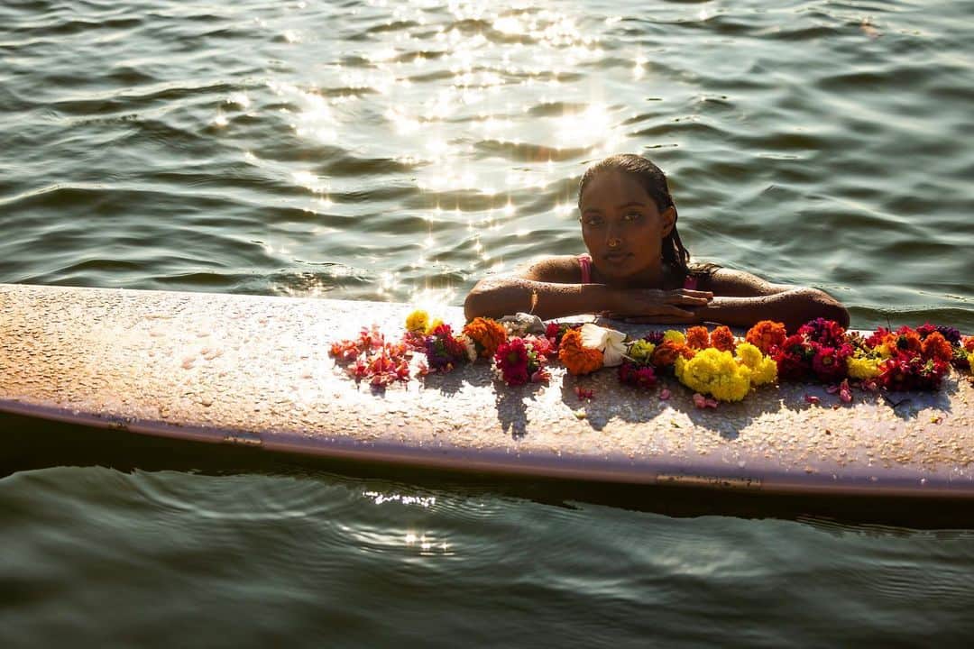 ROXY JAPANのインスタグラム：「CALL TO THE OCEAN  Every surf story begins with a call to the ocean.   イシタ・マラヴィヤが初めてサーフボードを手にしたとき、インド出身のサーファーは片手で数えられるほどだった。 そして今、彼女はインド初、唯一の女性プロサーファーとなった。   カラフルなトップス、 ダイナミックなプリントを使ったROXYの “CALL TO THE OCEAN” コレクション。  海辺にぴったりのコレクションに身を包み、彼女は変化の波を乗りこなし、女性の為に新しい道を切り開こうとしている。」