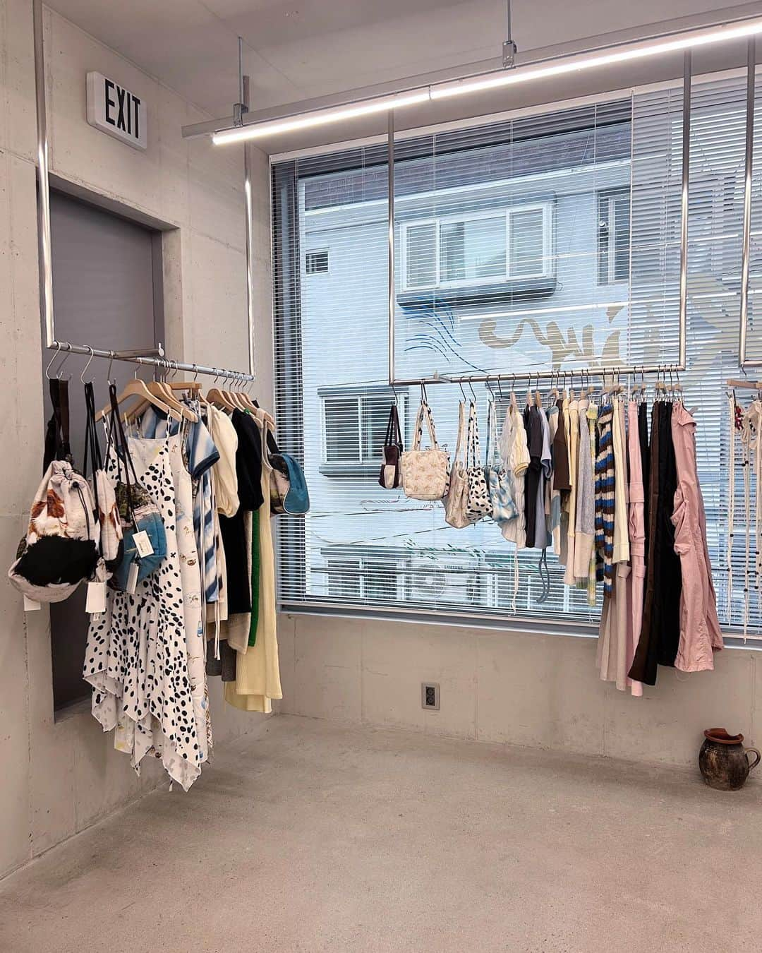 Little Sunny Biteさんのインスタグラム写真 - (Little Sunny BiteInstagram)「ソウルではショッピングもするよね🛍️ 今回お買い物したお店だよ🫶  📍#교보문고　📚 たーくさんの本や雑誌、CD、ステイショナリーが売っています!! 私は10枚1000Wのカードを買いました👍   📍@nyunyu_seoul  @nyu_nyu_official  たーくさんのアクセサリーやバックを安く買えるんだけど高いやつがたまにあるから気をつけてww 私はそのトラップに引っかかりました🤣 よく探したら可愛いものたくさんあるよ😙  📍@slowsteadyclub  可愛い可愛いハンドメイドのグラスを買いました🩷  📍@mystikotita  ぜーんぶハンドメイド🫶 🍒のキーホルダーを買ったよ!!バックもたくさん売っています!! このお店前からあるんだけど、やってないこともあるから運だよね😂  📍@kijun_official 最近ここのプリントが好きで良く見ています✨」7月19日 20時05分 - littlesunnybiteyoppy