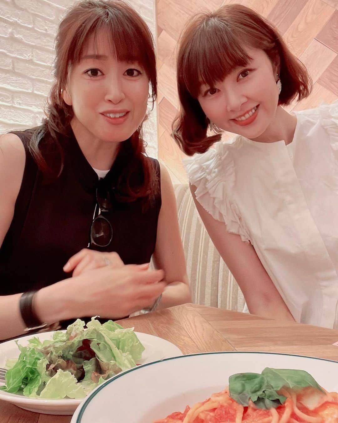 相沢礼子さんのインスタグラム写真 - (相沢礼子Instagram)「先日アフタヌーンティー🫖でゆりさんとランチ🫶  サラダ🥗、パスタ🍝、ケーキ🍰、ドリンク☕️がついて、とってもお得なランチでした😋 店内も可愛かったです☺️  いつも混んでてなかなか入れないそうなのですが、オープンと同時に行ったら入れました^ ^  大爆笑であっという間のランチでした😆笑  @afternoontea_official  #lunch  #photography  #photooftheday  #happy  #love #centforce  #セントフォース #相沢礼子」7月19日 17時50分 - reikoaizawa828