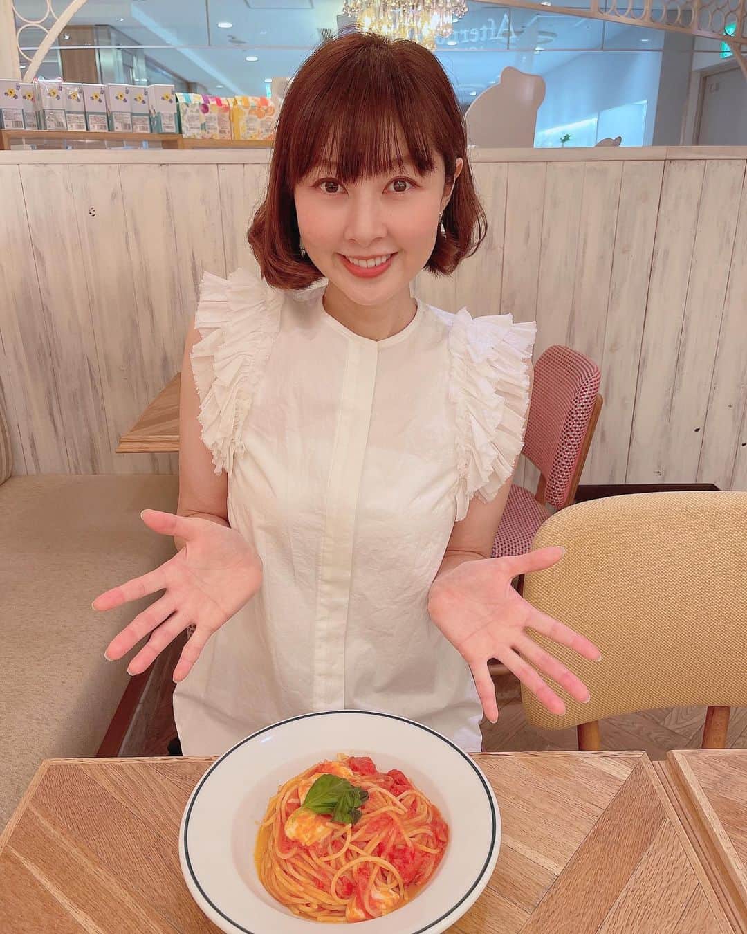 相沢礼子さんのインスタグラム写真 - (相沢礼子Instagram)「先日アフタヌーンティー🫖でゆりさんとランチ🫶  サラダ🥗、パスタ🍝、ケーキ🍰、ドリンク☕️がついて、とってもお得なランチでした😋 店内も可愛かったです☺️  いつも混んでてなかなか入れないそうなのですが、オープンと同時に行ったら入れました^ ^  大爆笑であっという間のランチでした😆笑  @afternoontea_official  #lunch  #photography  #photooftheday  #happy  #love #centforce  #セントフォース #相沢礼子」7月19日 17時50分 - reikoaizawa828