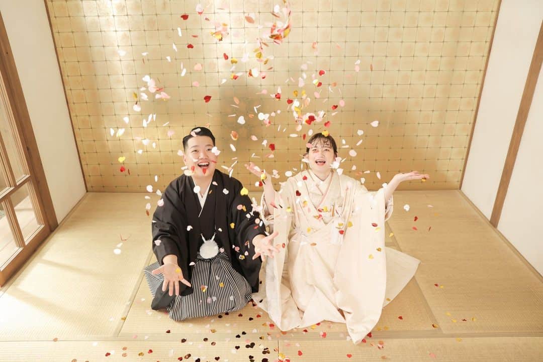 Studio TVB Kobeさんのインスタグラム写真 - (Studio TVB KobeInstagram)「・ 屋内庭園スタジオの良さ！ 正座のポーズから人気のコンフェティまで・・・・  . photographer: Yumiko Morikawa hair&make: Sae Ueda  @studiotvb_kobe @decollte_weddingphoto #光のウェディングフォト #夜景 #d_weddingphoto #日本中のプレ花嫁さんと繋がりたい #全国のプレ花嫁さんと繋がりたい #写真好きな人と繋がりたい #カメラ好きな人と繋がりたい #メイク好きな人と繋がりたい #東京カメラ部 #ポートレート #ウェディングヘア #フォトウェディング #カップルフォト #チェリフォト #家族写真 #前撮り #結婚式準備 #大阪前撮り #神戸前撮り #ブライダルフェア #スタジオtvb神戸ハーバーランド店 #ロケーションフォト #プレ花嫁 #卒花嫁 #撮る結婚式 #2023冬婚さんと繋がりたい #屋内庭園スタジオ」7月19日 17時50分 - studiotvb_kobe