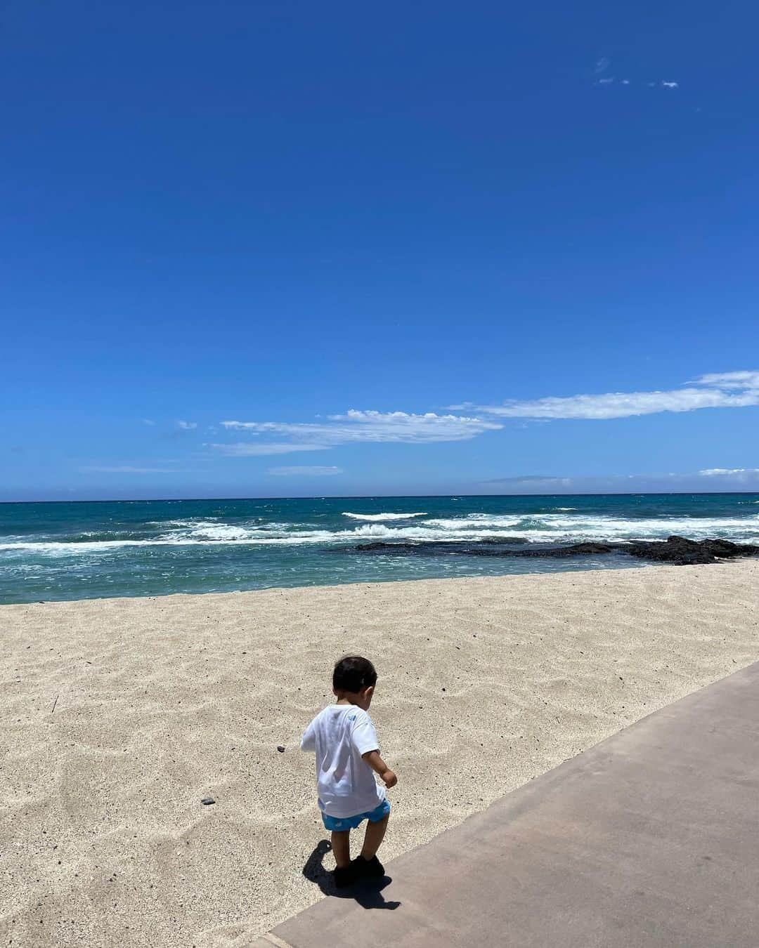 田中麻衣さんのインスタグラム写真 - (田中麻衣Instagram)「久しぶりの海外旅行。  コロナもあり、2度の出産もあり、なかなか行く機会がなかった海外旅行。  今年の夏休みこそは行きたいねと夫と話し、どこに行く？と。 真っ先にハワイ島だね🌴と。  ハワイ島は、結婚式をした思い出の場所です。 久しぶりの旅行だからこそ思い出の場所に子どもたちと行こうとなりました。  子どもたちは旅行前日から大はしゃぎ。当日も朝からテンションが高すぎて、空港でもテンションが高すぎて。テンション高すぎて空回りしているほど😅 たのしんでいて、なによりです。  3歳と1歳連れての旅行は、ゆったりのんびり..というわけにはいきませんが、それでもハワイ島のゆったりと流れる空気に癒されます。  波の音ってこんなに心地よかったっけ？  全てが新鮮な気持ち。  #家族旅行」7月19日 17時51分 - maitanaka1217