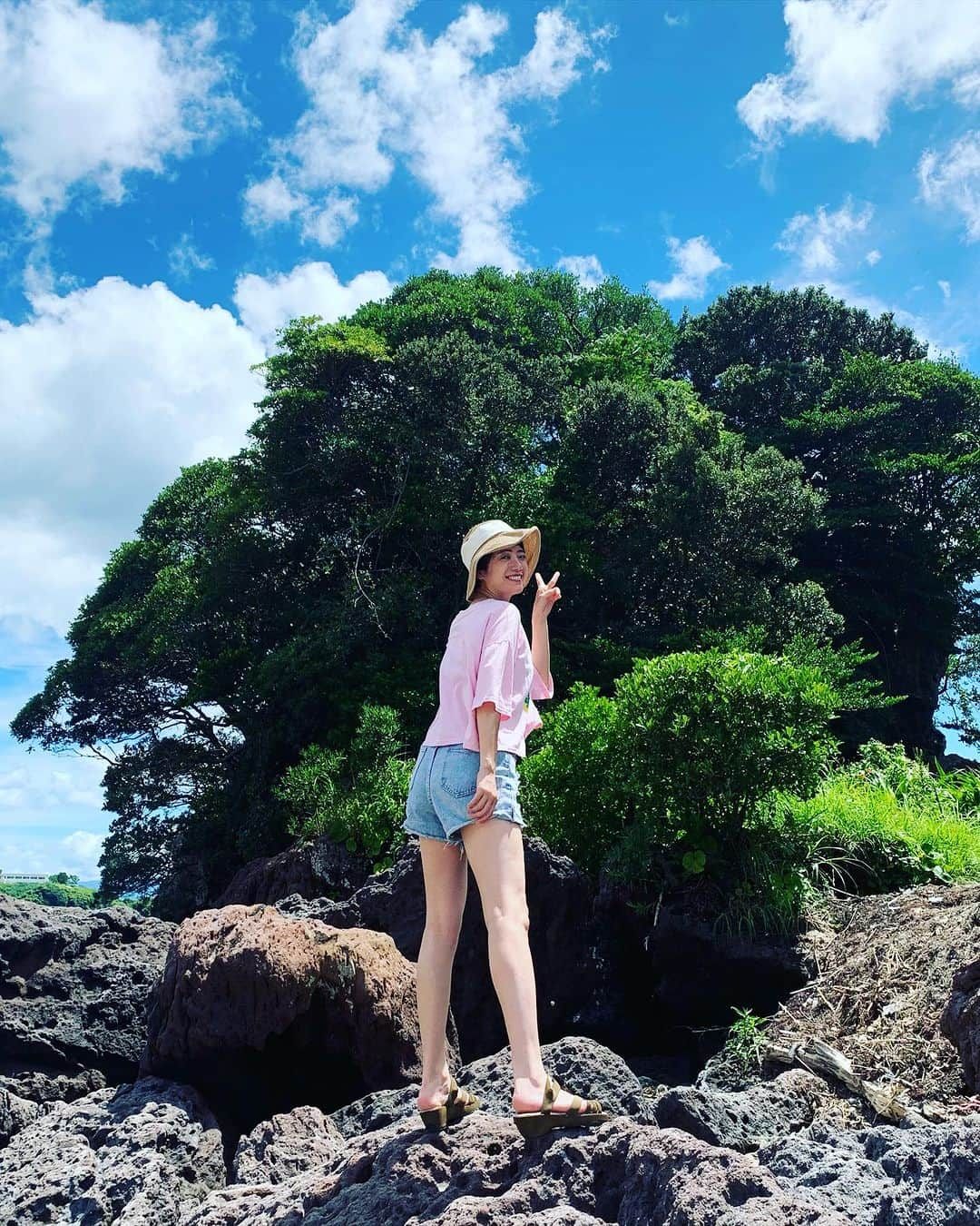 小川夏果さんのインスタグラム写真 - (小川夏果Instagram)「海辺に佇む神社⛩鹿屋に行く途中でたまたま見つけた。学業の神様が宿っているそうです。鹿児島の人、知ってた？綱を持って急な階段を登った先に神社があって、なかなかアドベンチャーな場所でした。  #荒平天神 #菅原道真 #鹿児島  #kagoshima #trip #japantrip #japan #japantravel #travelling #自然 #秘境 #worldtraveler #worldplaces  #niceplace #location」7月19日 17時51分 - ogawanachu