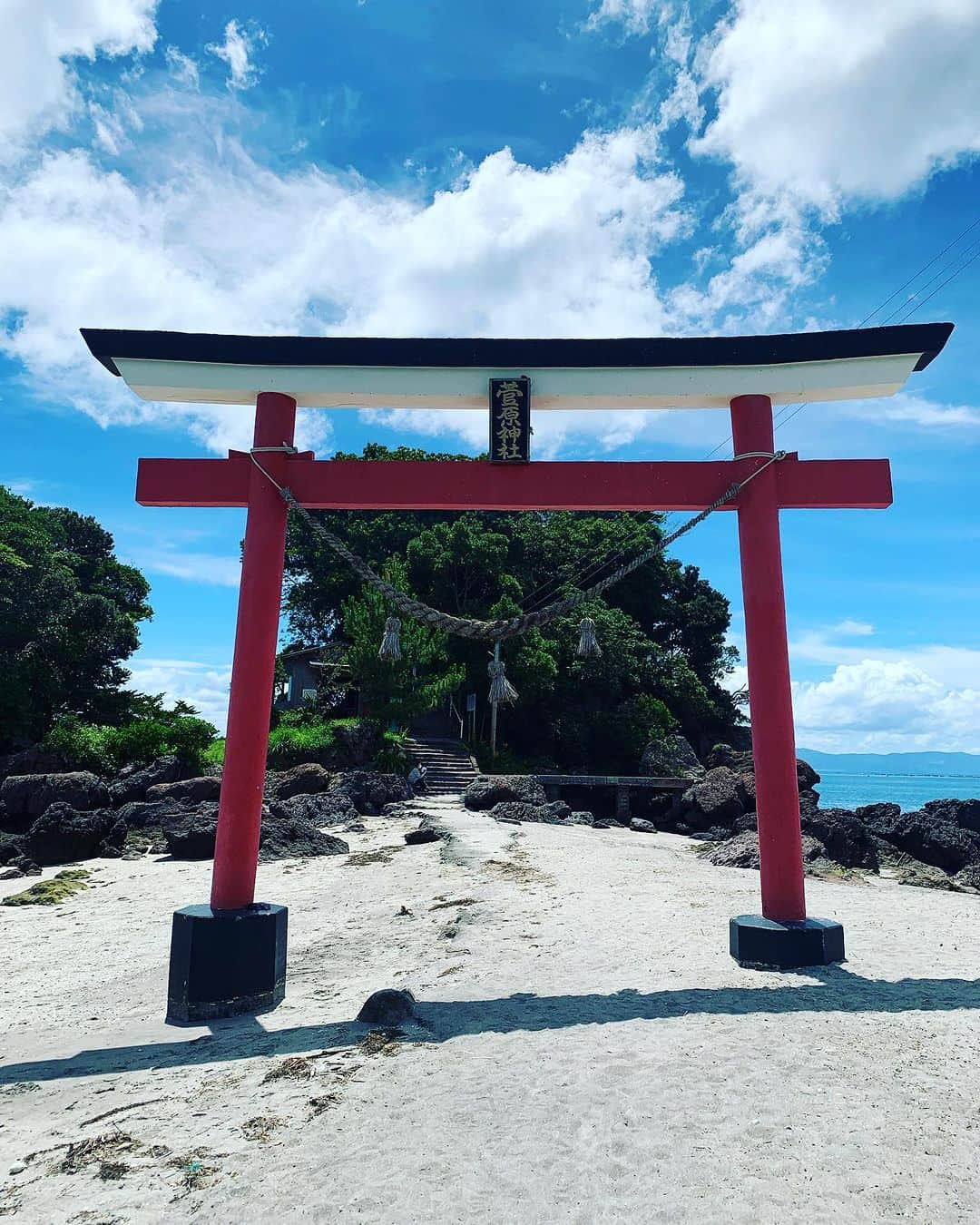 小川夏果さんのインスタグラム写真 - (小川夏果Instagram)「海辺に佇む神社⛩鹿屋に行く途中でたまたま見つけた。学業の神様が宿っているそうです。鹿児島の人、知ってた？綱を持って急な階段を登った先に神社があって、なかなかアドベンチャーな場所でした。  #荒平天神 #菅原道真 #鹿児島  #kagoshima #trip #japantrip #japan #japantravel #travelling #自然 #秘境 #worldtraveler #worldplaces  #niceplace #location」7月19日 17時51分 - ogawanachu