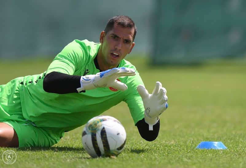 ジョエル・ロブレスのインスタグラム：「Day 1 😀💪🧤」