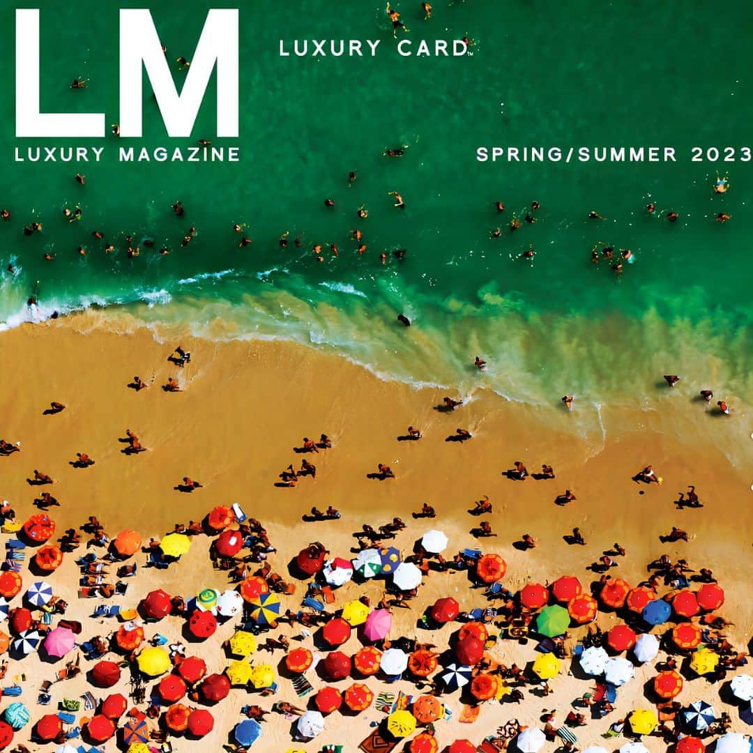 Luxury Card Japanさんのインスタグラム写真 - (Luxury Card JapanInstagram)「【最新アイテム、トラベルトレンドなどが完全網羅！】  「LUXURY MAGAZINE 春/夏 2023」がついにお披露目✨  今回の表紙は芸術写真家の「トニー・ケリー」が2014年リオデジャネイロでヘリコプターから撮影したもの。タイトル「グット・ライフ」（写真2枚目）、「カープール」（写真3枚目）のように、豊かな色彩や光を取り込むコンセプチュアルな作品が特徴です。 トニーの作品やインタビューを見てみたい方は、プロフィールのストーリーズハイライト「LM」からリンクをタップするとご覧いただけます。  ▶ラグジュアリーカードについてもっと知りたい方は @luxurycardjapan のプロフィールリンクからご覧いただけます。 期間限定優待やトラベル・ダイニング・ライフスタイル優待を毎日更新中！  #ラグジュアリーマガジン #マガジン  #雑誌  #専門誌  #トレンド  #最新トレンド  #最新トレンドファッション  #トラベルマガジン  #旅行雑誌 #旅行情報  #海外旅行情報  #アイテム  #最新アイテム  #アイテム情報  #物件  #海外不動産情報  #海外不動産  #海外物件  #クラシックカー  #EVカー #車情報  #高級車  #travelmagazine  #carmagazine  #realestatemagazine  #ラグジュアリーカード」7月19日 18時10分 - luxurycardjapan