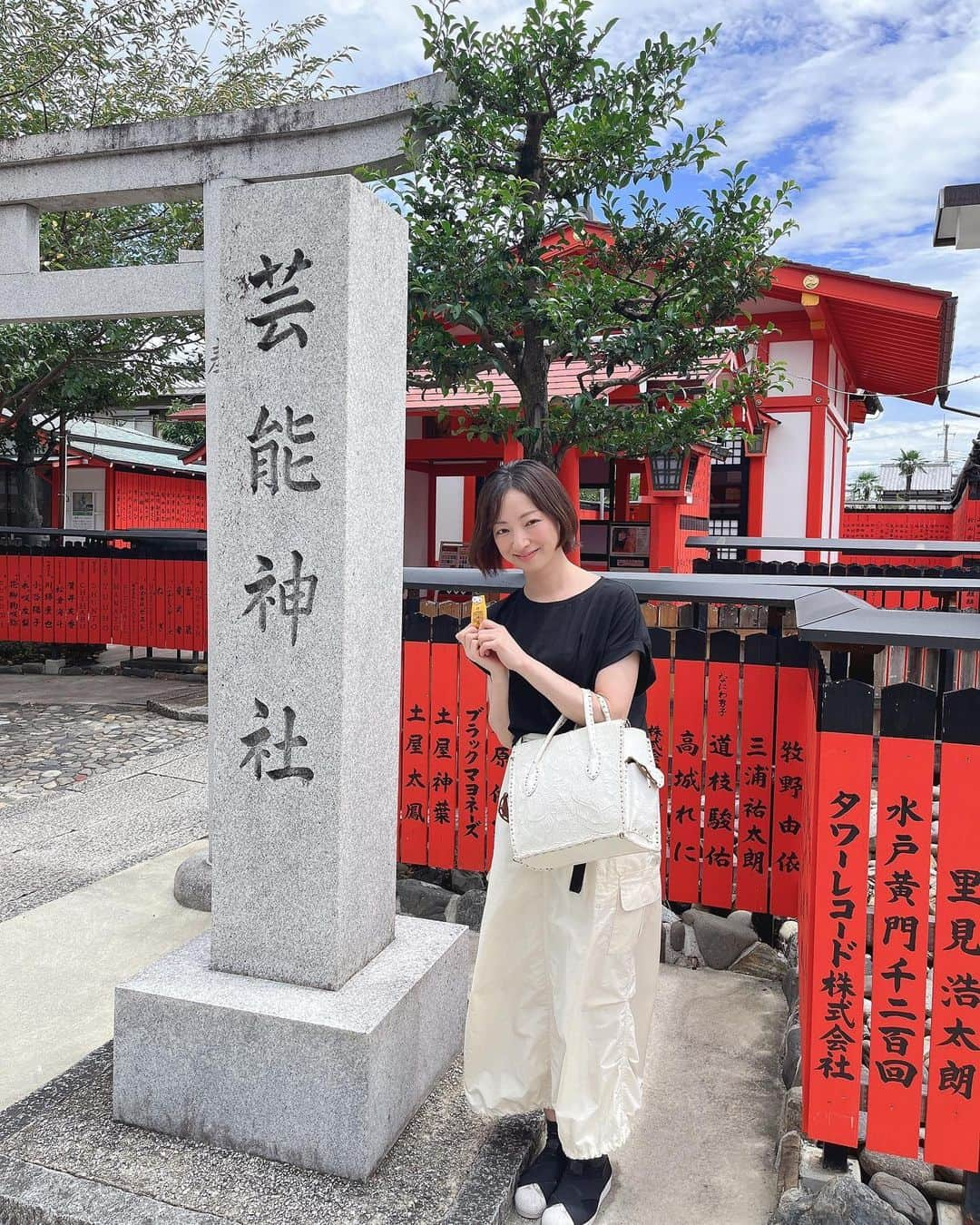 白羽ゆりのインスタグラム：「せっかく関西に来たので芸能の神様の車折神社にお参りに行ってきました。  今宮神社であぶり餅を食べたかったのですが、お休みでした😭  京都満喫しました💕  そういえば髪型ボブにしました。 まだ慣れません😎」