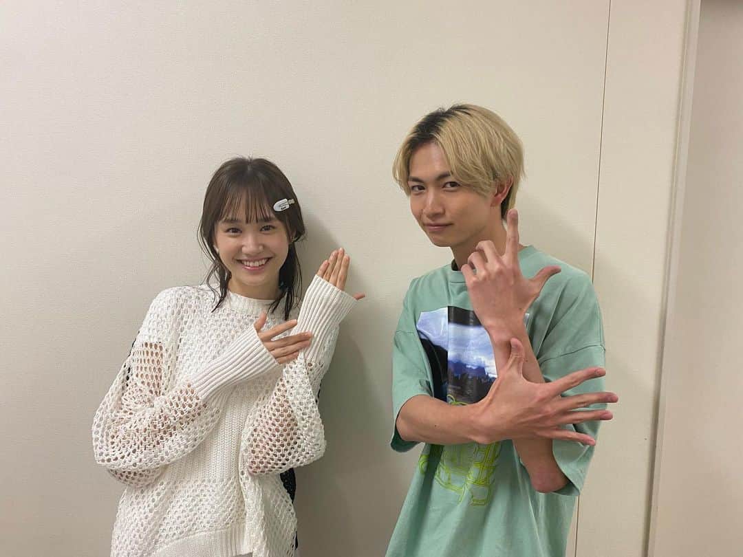 尾碕真花のインスタグラム：「. . . 現場で久々の嬉しい再会が☺︎ . このポーズも何年ぶりにしたのだろうか！ . 変わらずおちゃらけてておもろかったです。 . 撮影頑張れ〜✌️」