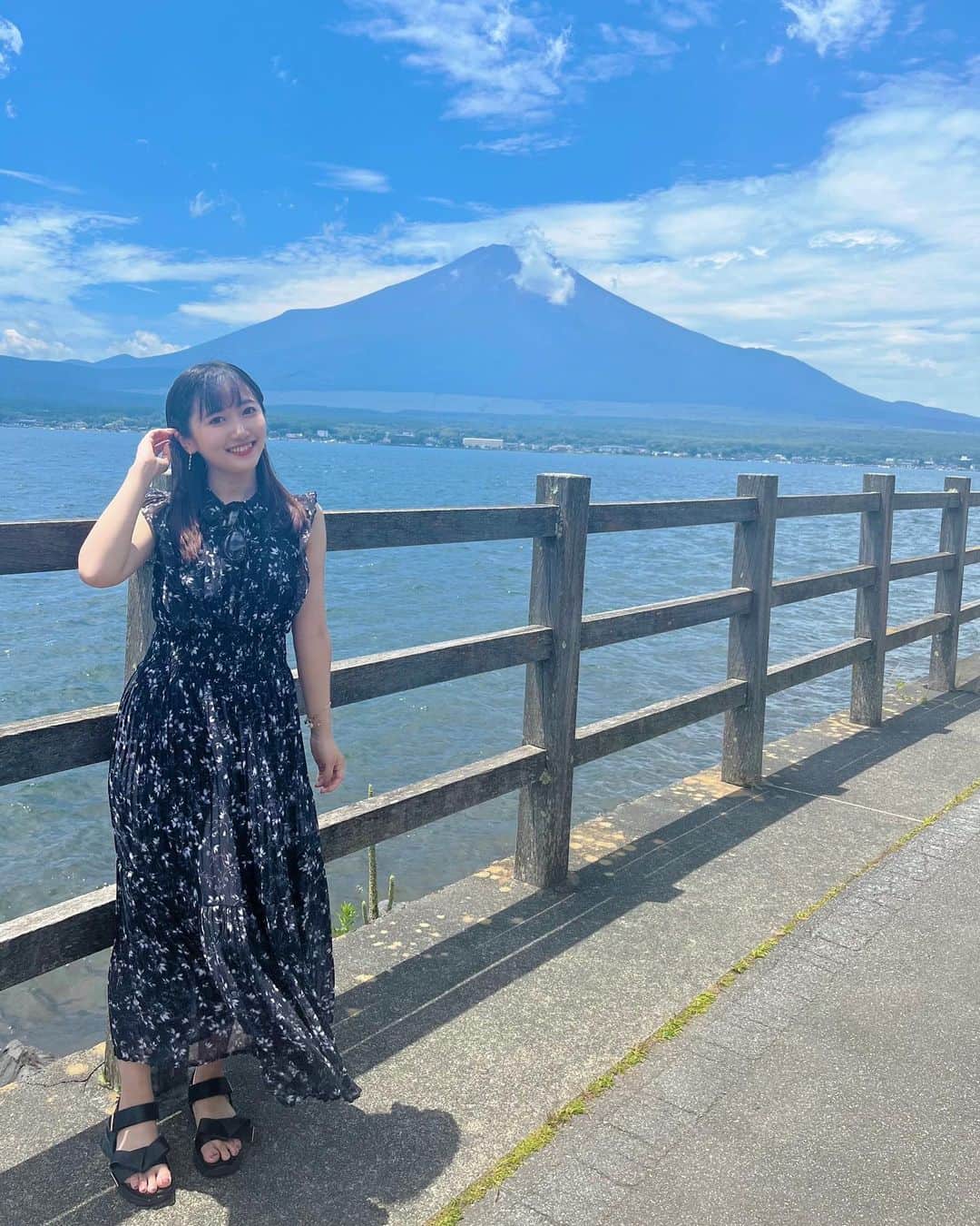 山下夏生のインスタグラム：「本日、無事に歳を重ねました‎𖤐 ̖́-‬  改めて、今を生きれていることが幸せです。 私を支えてくれている、全ての人に心から感謝です。  毎日何が起こるかわからない世の中で、 ただ健康に、笑って、泣いて、 生きてるって痛感しながら過ごせてることが凄いことなのを忘れず、これからも歩んでいきます。  私を知ってくれている全ての方々、 いつもいつも本当にありがとうございます！！！  今後も変わらずおなつをよろしくお願いします🩵」