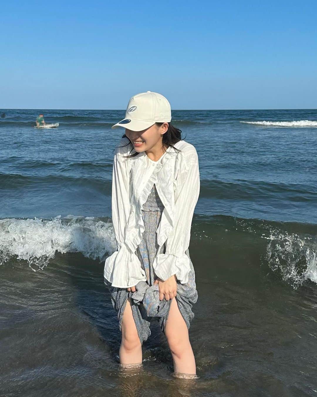 石川翔鈴さんのインスタグラム写真 - (石川翔鈴Instagram)「. 海、入らないつもりでしたが 妹と遊んでいるうちに入ってました🏖️ 海の日満喫！！ びっしゃびしゃ😂楽しかった^_^  皆さんは海の日どこか行かれたりしたんですかー？🌊  #fashion #海の日 #aclent #heather #153cmコーデ  #sea #raybeams #wcloset」7月19日 17時57分 - karen__i328