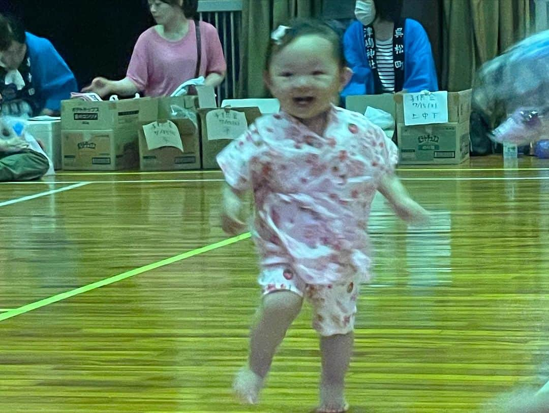 浜名ランチさんのインスタグラム写真 - (浜名ランチInstagram)「この間の週末✨ みんなでお祭り✨ 抽選会ではバケツが当たり娘がずっとバケツに浸かってました！笑笑  暑いのでひたすらかき氷🍧✨  お父さんとお兄ちゃんの手筒花火カッコよかった✨✨  特にお父さんは姿勢抜群✨  そして甥っ子もお祭り参加しててすごいカッコよかった✨ 米ちゃんとの歳の差17歳差💦 いとこの最年長と最年少です^ - ^  #地元のお祭り #花火もすごかった #甥っ子も姪っ子も可愛い #米ちゃんも可愛い #バケツに浸かる」7月19日 17時57分 - hamanaranch