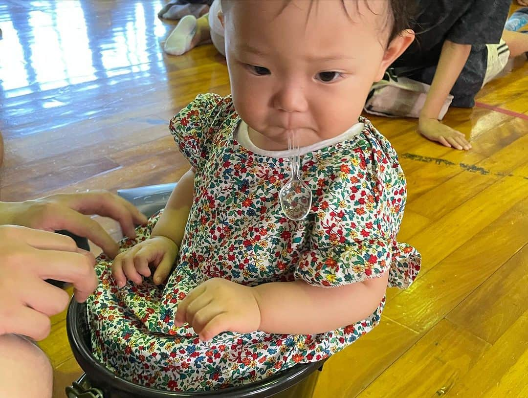 浜名ランチさんのインスタグラム写真 - (浜名ランチInstagram)「この間の週末✨ みんなでお祭り✨ 抽選会ではバケツが当たり娘がずっとバケツに浸かってました！笑笑  暑いのでひたすらかき氷🍧✨  お父さんとお兄ちゃんの手筒花火カッコよかった✨✨  特にお父さんは姿勢抜群✨  そして甥っ子もお祭り参加しててすごいカッコよかった✨ 米ちゃんとの歳の差17歳差💦 いとこの最年長と最年少です^ - ^  #地元のお祭り #花火もすごかった #甥っ子も姪っ子も可愛い #米ちゃんも可愛い #バケツに浸かる」7月19日 17時57分 - hamanaranch