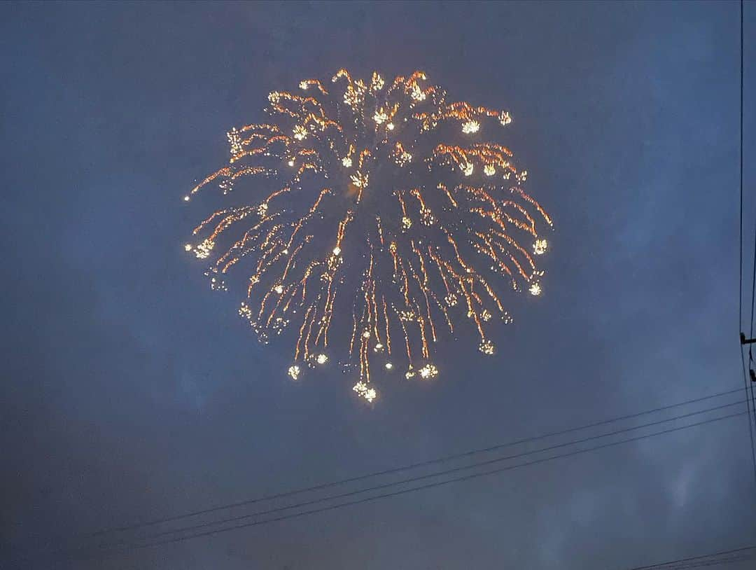 浜名ランチさんのインスタグラム写真 - (浜名ランチInstagram)「この間の週末✨ みんなでお祭り✨ 抽選会ではバケツが当たり娘がずっとバケツに浸かってました！笑笑  暑いのでひたすらかき氷🍧✨  お父さんとお兄ちゃんの手筒花火カッコよかった✨✨  特にお父さんは姿勢抜群✨  そして甥っ子もお祭り参加しててすごいカッコよかった✨ 米ちゃんとの歳の差17歳差💦 いとこの最年長と最年少です^ - ^  #地元のお祭り #花火もすごかった #甥っ子も姪っ子も可愛い #米ちゃんも可愛い #バケツに浸かる」7月19日 17時57分 - hamanaranch