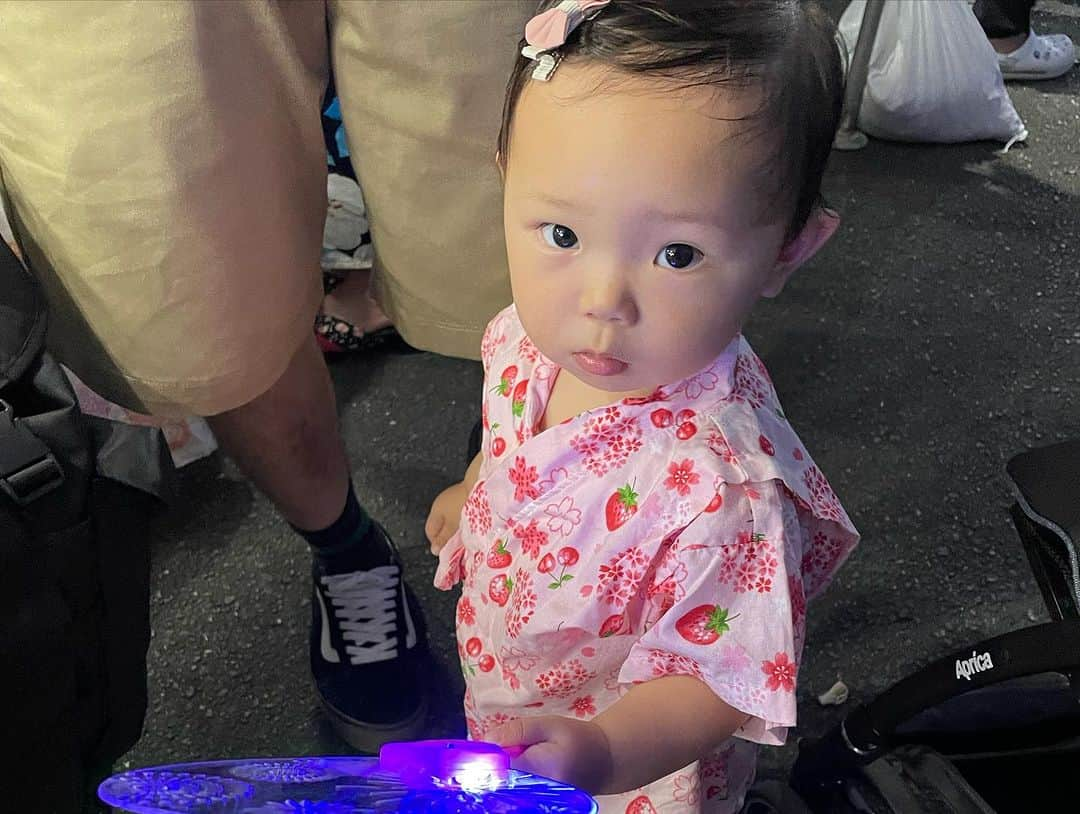 浜名ランチさんのインスタグラム写真 - (浜名ランチInstagram)「この間の週末✨ みんなでお祭り✨ 抽選会ではバケツが当たり娘がずっとバケツに浸かってました！笑笑  暑いのでひたすらかき氷🍧✨  お父さんとお兄ちゃんの手筒花火カッコよかった✨✨  特にお父さんは姿勢抜群✨  そして甥っ子もお祭り参加しててすごいカッコよかった✨ 米ちゃんとの歳の差17歳差💦 いとこの最年長と最年少です^ - ^  #地元のお祭り #花火もすごかった #甥っ子も姪っ子も可愛い #米ちゃんも可愛い #バケツに浸かる」7月19日 17時57分 - hamanaranch