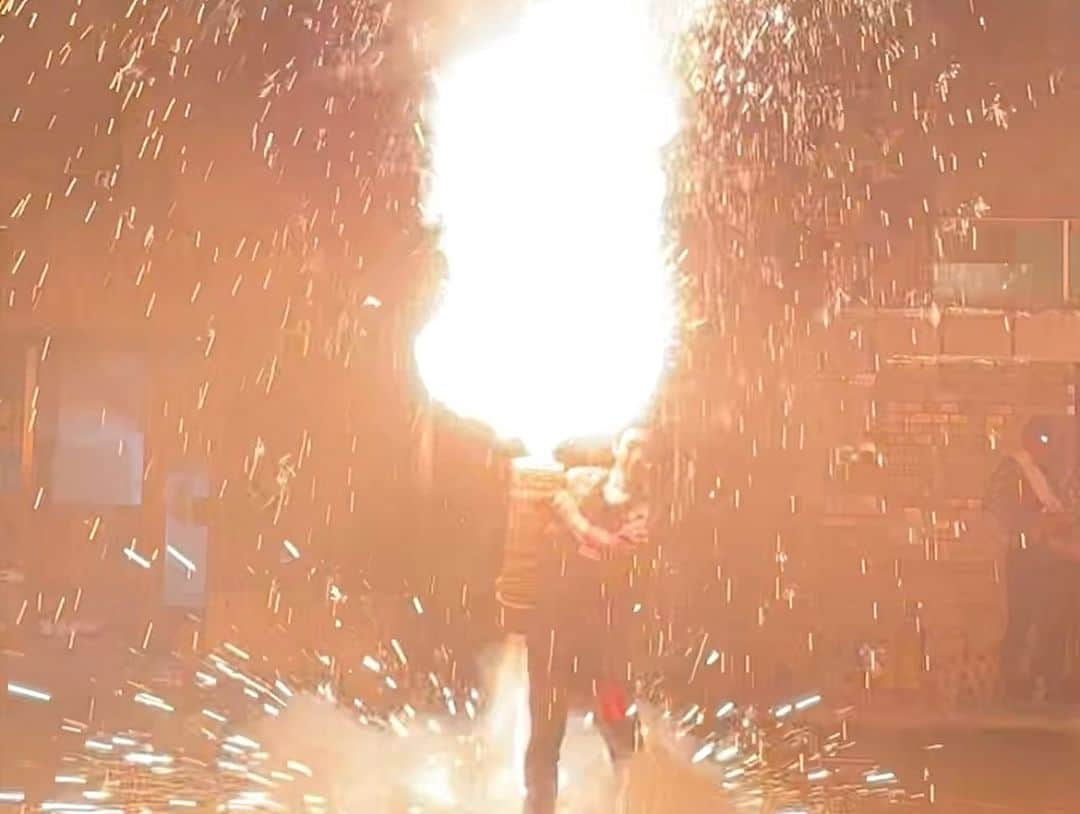 浜名ランチさんのインスタグラム写真 - (浜名ランチInstagram)「この間の週末✨ みんなでお祭り✨ 抽選会ではバケツが当たり娘がずっとバケツに浸かってました！笑笑  暑いのでひたすらかき氷🍧✨  お父さんとお兄ちゃんの手筒花火カッコよかった✨✨  特にお父さんは姿勢抜群✨  そして甥っ子もお祭り参加しててすごいカッコよかった✨ 米ちゃんとの歳の差17歳差💦 いとこの最年長と最年少です^ - ^  #地元のお祭り #花火もすごかった #甥っ子も姪っ子も可愛い #米ちゃんも可愛い #バケツに浸かる」7月19日 17時57分 - hamanaranch