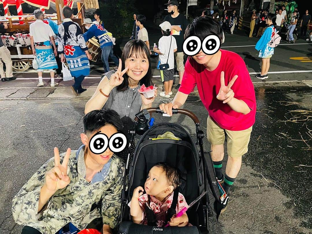 浜名ランチのインスタグラム：「この間の週末✨ みんなでお祭り✨ 抽選会ではバケツが当たり娘がずっとバケツに浸かってました！笑笑  暑いのでひたすらかき氷🍧✨  お父さんとお兄ちゃんの手筒花火カッコよかった✨✨  特にお父さんは姿勢抜群✨  そして甥っ子もお祭り参加しててすごいカッコよかった✨ 米ちゃんとの歳の差17歳差💦 いとこの最年長と最年少です^ - ^  #地元のお祭り #花火もすごかった #甥っ子も姪っ子も可愛い #米ちゃんも可愛い #バケツに浸かる」