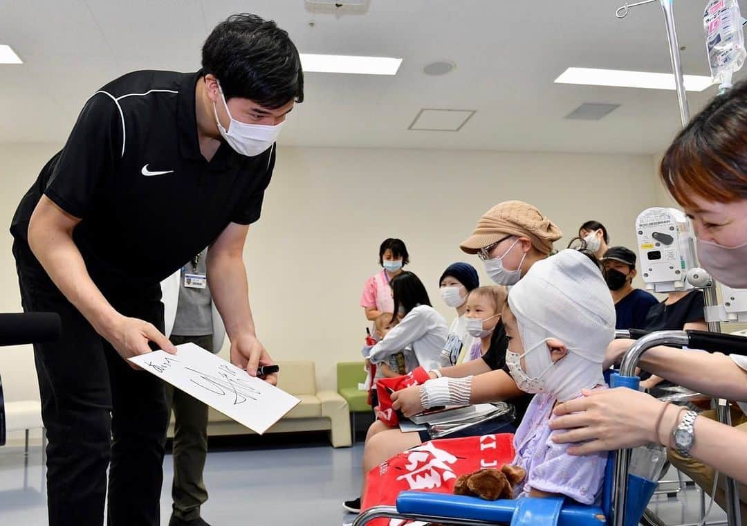 渡邊雄太さんのインスタグラム写真 - (渡邊雄太Instagram)「東京大学医学部附属病院の小児科を訪問させてもらいました。 写真にうつせてない子たちも合わせて3、40人くらいの子たちと会ったり話をさせてもらえる機会をいただけましたが、本当にみんな常に笑顔で僕と接してくれて、めちゃくちゃパワーをもらえました。別れ際にみんなから頑張ってくださいと言われ、この子たちに言われたらまじで頑張るしかない。 闘病中でも笑顔を絶やさず、いい表情をしてる子たちを見て、自分もいい顔でバスケをしないといけないなと思いました。」7月19日 17時59分 - yutawatanabe12