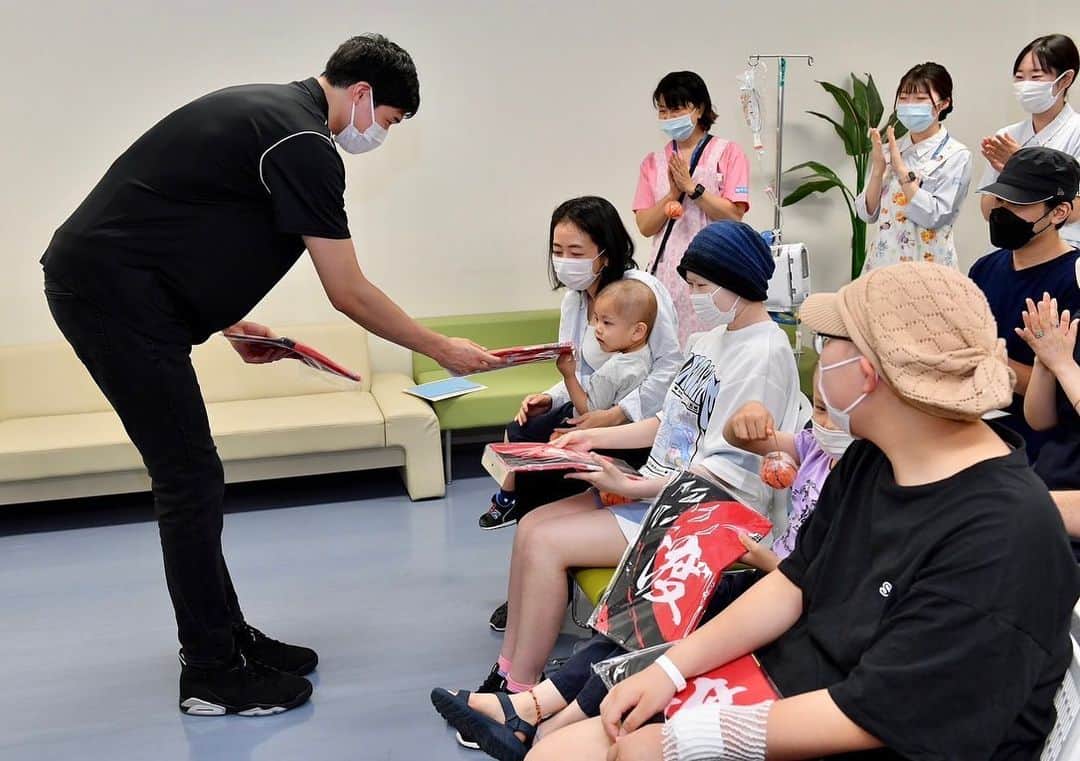 渡邊雄太さんのインスタグラム写真 - (渡邊雄太Instagram)「東京大学医学部附属病院の小児科を訪問させてもらいました。 写真にうつせてない子たちも合わせて3、40人くらいの子たちと会ったり話をさせてもらえる機会をいただけましたが、本当にみんな常に笑顔で僕と接してくれて、めちゃくちゃパワーをもらえました。別れ際にみんなから頑張ってくださいと言われ、この子たちに言われたらまじで頑張るしかない。 闘病中でも笑顔を絶やさず、いい表情をしてる子たちを見て、自分もいい顔でバスケをしないといけないなと思いました。」7月19日 17時59分 - yutawatanabe12