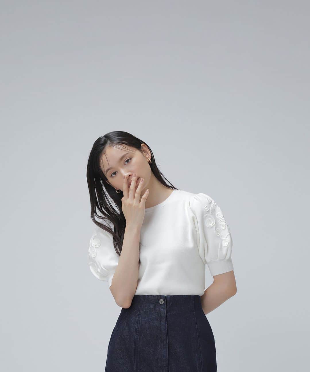 NATURAL BEAUTY BASICのインスタグラム：「2023 pre fall PRE ORDER.  ✔コード刺繍パフスリーブニット ¥7,920 tax in color:ミディアムグレー/オフ/クリームカーキ size:FR #0173270855 8月中旬-下旬入荷予定  袖にあしらった立体感のあるコード刺繍が印象的なニットプルオーバー。ボリューム感のあるパフスリーブにも拘り、フェミニンムードを高めてくれる１枚に仕上げました。身頃と同色の共糸コード刺繍は、NBBオリジナルのフラワーモチーフで、上品でクラシカルな雰囲気を演出してくれるおすすめの着映えニットです。  #コード刺繍 #半袖ニット #パフスリーブ #パフスリーブニット #秋コーデ #晩夏 #秋先取り #秋カラー #お出かけコーデ #オフィスコーデ #オフィスカジュアル #通勤コーデ #ワンピースコーデ #大人可愛い #カラーコーデ #着回しコーデ #きれいめカジュアル #ベーシックコーデ #ベーシック #ナチュラルコーデ #トレンドスタイル #シンプルコーデ #ナチュラルビューティーベーシック #naturalbeautybasicic」