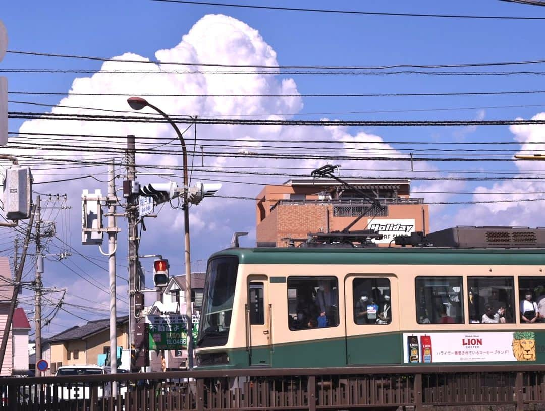 江の島・鎌倉 ナビさんのインスタグラム写真 - (江の島・鎌倉 ナビInstagram)「腰越駅付近  腰越駅近くの神戸橋を行く江ノ電。 見上げると、もう夏空でした。  photo by @yuki__nstagram  #腰越駅 #腰越 #江ノ島 #江の島 #鎌倉 #江の島鎌倉 #江ノ電 #enoden #enoshima #kamakura #enoshimakamakura #kanagawa #japan #絵はがきになる日常を   Webサイト「江の島・鎌倉ナビ」でもいつ訪れても楽しめる江の島・鎌倉の魅力をたっぷりお伝えしています♪プロフィール欄のURLよりアクセスください☺ @enokama」7月19日 18時00分 - enokama