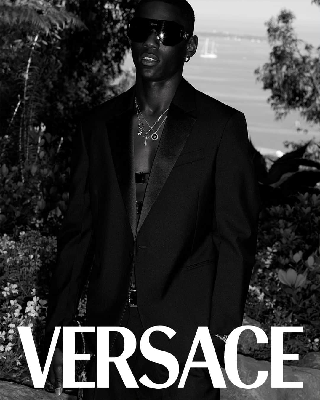 ジャンニヴェルサーチのインスタグラム：「Versace "La Vacanza"  Cannes, South of France.  Now at Versace.com via the link in bio.  #VersaceLaVacanza」
