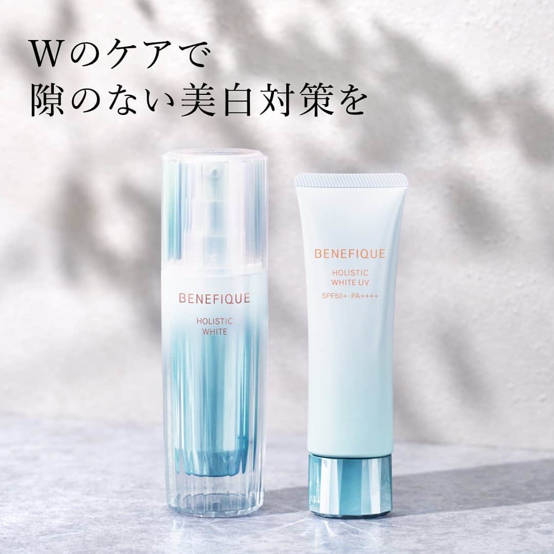 ベネフィーク【公式】のインスタグラム：「【ベネフィークの美白アイテムで1日対策を】  --------------------------------------- 「気になる」「お買い物の際に役立てたい」 と思った方は、いいねと保存をよろしくお願いします。 ---------------------------------------  夏は年間で最も紫外線量と強さがピークに増える時期。 紫外線ダメージを防ぐことはもちろん、浴びた後のお手入れも重要です。  この季節のお手入れは、いつものスキンケアにプラスして紫外線対策と美白ケア、どちらも取り入れてみませんか？  ☀日中、外に出る前に  ベネフィーク ホリスティックホワイトUV（画像右） （医薬部外品） 日中用美白美容液 SPF50+・PA++++  50mL 6,600円（税込）  「日焼け止め」×「美白*」×「シワ改善」すべてが叶う。 クリアな肌を守る日中用美白美容液。 シワ改善・薬用美白有効成分ナイアシンアミド配合。 さまざまな紫外線ダメージをトータルケアします。  ひと塗りでワントーン明るい、クリアな肌に仕上げます。  🌙紫外線を浴びた、夜寝る前に  ベネフィーク ホリスティックホワイト（画像左） （医薬部外品）薬用 美白美容液  本体 45mL 11,000円（税込） レフィル 45mL 10,450円（税込）  うるおって澄みわたるクリアな肌へと導く、ホリスティック発想の美白美容液。 Wの美白有効成分（m-トラネキサム酸**、4MSK***）、スターリリーエキス（保湿）配合。  美白有効成分がシミの根本原因にアプローチ。 メラニンの生成を抑え、シミ・そばかすを防ぎます。  とろっと濃密なテクスチャーが肌に密着。フローラル・フローラルの香りでお手入れもお楽しみいただけます。  --------------  ※ 価格は参考小売価格です（お店によって異なる場合があります）。 *メラニンの生成を抑え、シミ・そばかすを防ぐ **トラネキサム酸 ***4－メトキシサリチル酸カリウム塩」