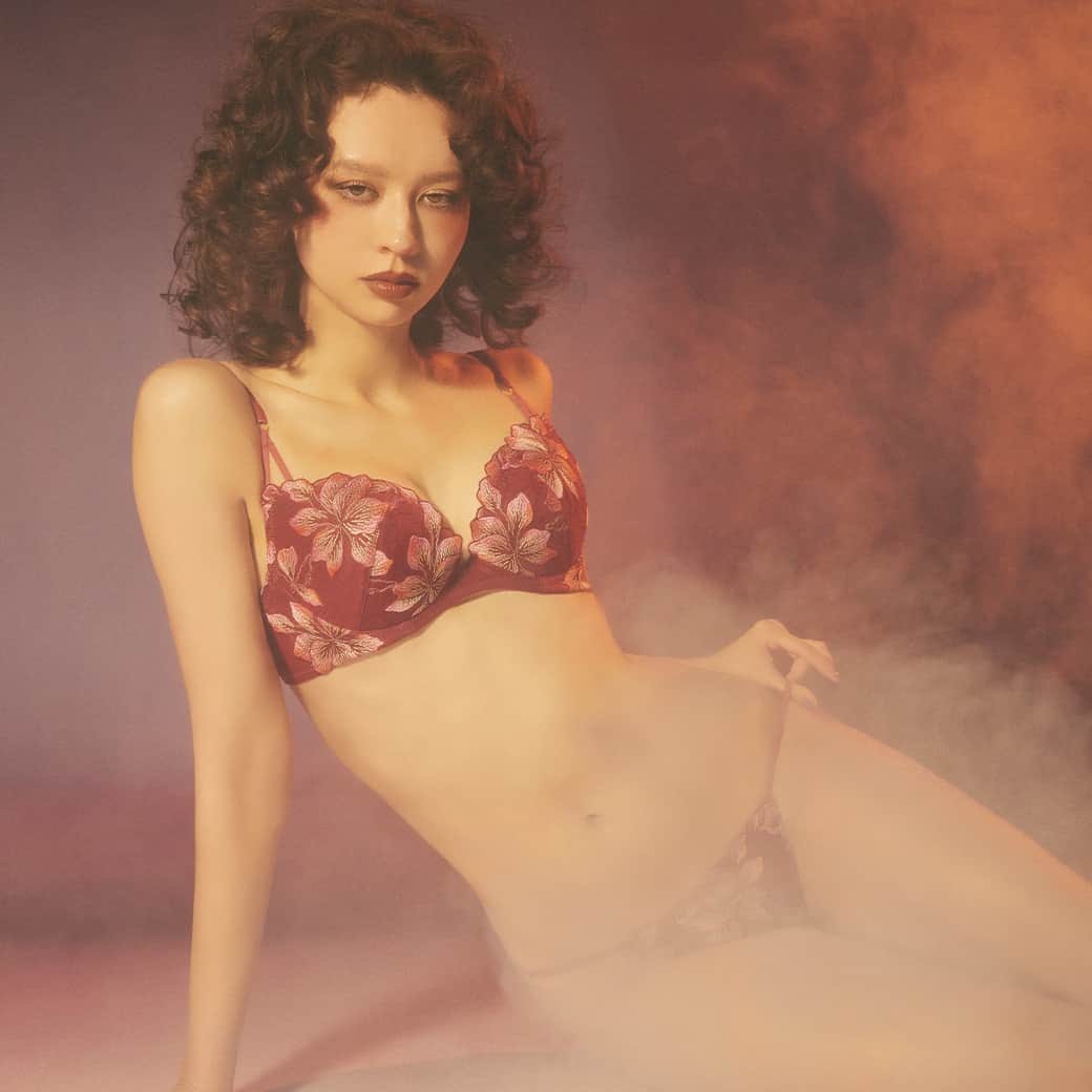 のインスタグラム：「#ravijour 𝟤𝟢𝟤𝟥 𝖠𝗎𝗍𝗎𝗆𝗇 𝖢𝗈𝗅𝗅𝖾𝖼𝗍𝗂𝗈𝗇  セクシーに生きる女性のための ランジェリーブランド 「RAVIJOUR(ラヴィジュール)」から 2023秋の新作ランジェリー が登場。  ハードな色気に痺れるコレクションを堪能して。  ______________________________  商品詳細は @shirohato_official プロフィール欄のURLからチェック☑︎ ______________________________  #ravijour #lingerie #bra #shorts #sexy #ラヴィジュール #セクシー #ランジェリー #ブラジャー #ショーツ #デザインショーツ #ブラセット #レース #フリル #透け感 #大人可愛い #下着好き #ランジェリー好き #大人コーデ #デート #デートコーデ #shirohato #白鳩 #下着通販 #下着屋」