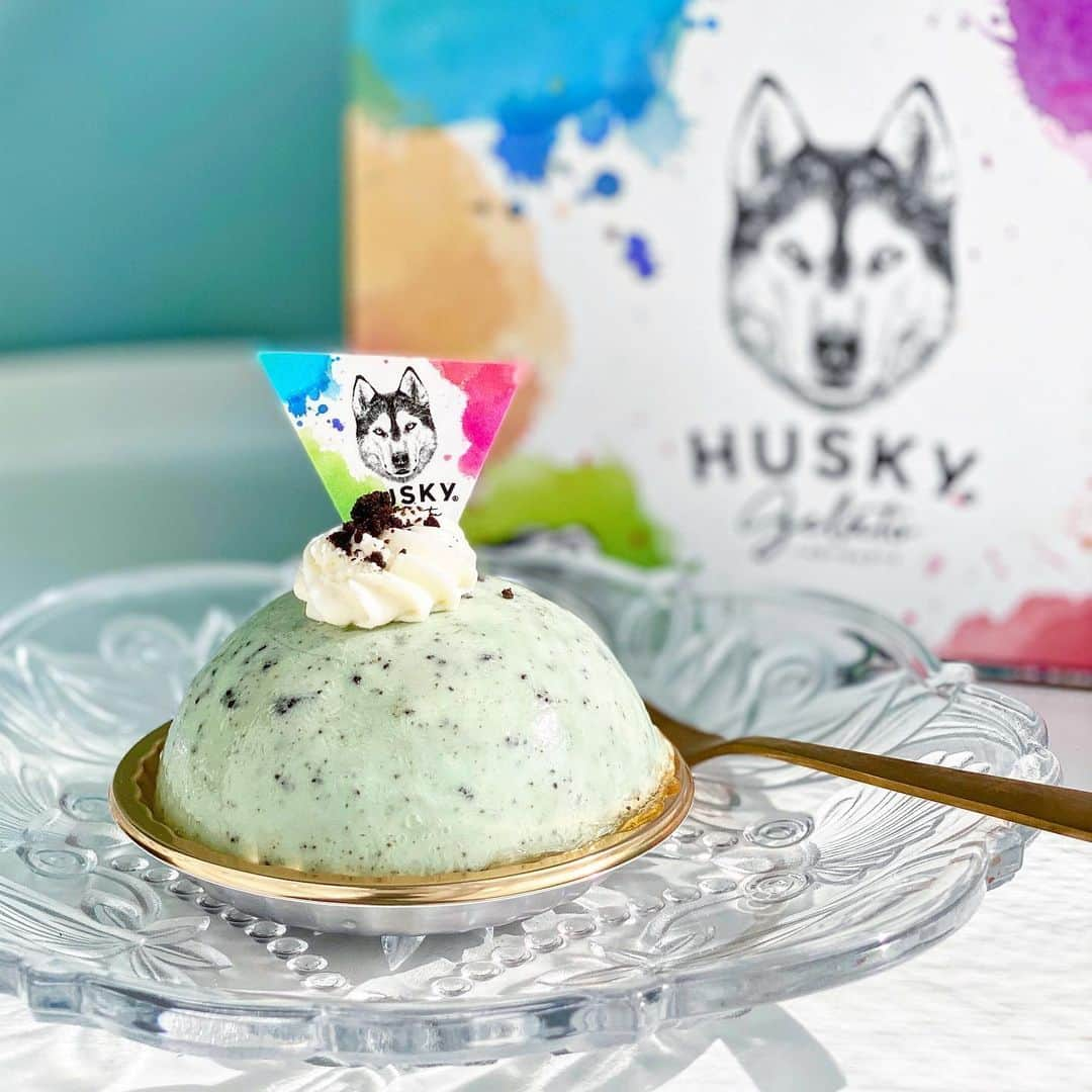 チョコミント大学生うしくろのインスタグラム：「🧼チョコミン党のためのインスタ⇒ @usiqlo🧼  【 HUSKY GELATO ミントショコラ 】  エキュート大宮にあるハスキージェラートさん  @huskygelato の期間限定 #チョコミントケーキ 🍰  ゆうきさん @anpaninsta が買ってきてくださりました🥹 ありがとうございます！！  ✎𓂃𓂃𓂃𓂃𓂃𓂃𓂃𓂃𓂃𓂃𓂃𓂃𓂃𓂃𓂃𓂃𓂃𓂃𓂃𓂃  🍫チョコ感：☆☆☆☆ 🌿ミント感：☆☆+ 😍甘さ：☆☆☆  💰税込価格：598円  🗾販売場所：HUSKY GELATO エキュート大宮店さん 🚉アクセス：JR大宮駅構内「ecute大宮」スイーツゾーン 🗓販売期間：期間限定  ✎𓂃𓂃𓂃𓂃𓂃𓂃𓂃𓂃𓂃𓂃𓂃𓂃𓂃𓂃𓂃𓂃𓂃𓂃𓂃𓂃  ミントの濃縮ペースト（ジュペ）を使用したミントムースの中に 濃厚なチョコムースが入っています！  ミントムースにはブラックココアクッキーやチョコが混ぜられ 底はチョコスポンジという構成🍫  ミントはひんやりとするくらいですが なめらかな食感で美味しくぺろりと食べられます😋  色んな食感が詰まっているのも楽しかったです！  ✎𓂃𓂃𓂃𓂃𓂃𓂃𓂃𓂃𓂃𓂃𓂃𓂃𓂃𓂃𓂃𓂃𓂃𓂃𓂃𓂃  　　 　　 　　  #チョコミント #ecute大宮 #大宮駅グルメ   #chocolatemint #ミントチョコ #mintchocolate #mintchocolatechip #チョコレート #チョコミン党  #うしくろくん #민트초코 #민트 #jmt #맛스타그램 #먹스타그램 #도쿄카페 #도쿄여행 #좋아요 #민초단 #薄荷巧克力」