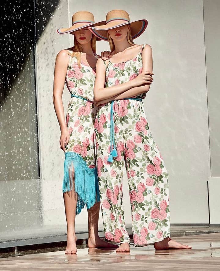 ツインセットさんのインスタグラム写真 - (ツインセットInstagram)「Rose print for your beach days 🌹🌹 Jumpsuit or dress? Choose your favourite ✔️ #twinsetbeachwear #twinsetlover」7月19日 18時00分 - twinsetofficial