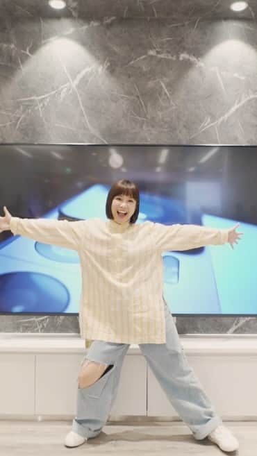 リー・ジャーインのインスタグラム：「開箱🎉Xiaomi 智慧顯示器🎉 因為上次直播是在中午 有很多人敲碗沒有跟到 所以特別幫大家剪了一段直播的精華影片 沒跟到直播的朋友可以直接看精華😉  💁🏻‍♀️直播裡跟大家介紹的是 🎉 Xiaomi 智慧顯示器 Q2 65型🎉  ▶️顯示器外框採用「極窄邊框」設計 材質為「頂級鋁合金」 讓65吋的螢幕更顯大方、簡約  ▶️使用高畫質的「Ultra HD 4K QLED」 鮮豔色彩顯示器 有10億種色彩顯示 在家就能擁有清晰畫面 色彩鮮豔高畫質享受  ▶️「 Dolby Vision IQ 」技術 根據房內光線變化和播放內容進行動態調整 提供超乎想像的沉浸式體驗  ▶️訂製效能強大「四核心 CPU」 操作性能流暢 開關機、切換串流平台APP順暢快速  ▶️沉浸式音質感受 採用「杜比全景聲」與「DTS:X® 技術」 加上「雙全頻段的15Ｗ 高功率喇叭」 同時感受呈現主題立體聲及細膩背景聲  ▶️語音控制智慧功能 快速搜尋娛樂資訊 直接對著遙控器說話 就可以輕鬆搜尋想獲得的娛樂資訊  ▶️購買智慧顯示器 就送 LiTV 電視頻道餐 30天服務   💁🏻‍♀️等我換更大的客廳再來換 🎉Xiaomi 智慧顯示器 Max 86 型🎉 豪華劇院型  除了Q2 65型的超強功能外 還有少見的120Hz 更新率的顯示器設備 連接手機、Switch投影玩遊戲都超有感  ▶️可使用 Wifi 6 頻寬網路環境 享受娛樂不斷線的居家生活  💓小穎師粉絲專屬獨家折扣💓 🤩折扣碼：XSQMAX 🤩再折3000元  Xiaomi 智慧顯示器 Q2 65 型 折扣後優惠價 NT$26,999  Xiaomi 智慧顯示器 Max 86 型 折扣後優惠價 NT$56,999  折扣碼領取連結：https://lihi2.com/olQja 限時優惠只到7/30動作要快唷～  歡迎大家至Xiaomi小米官方商城或實體門市 💁🏻‍♀️參觀選購💕 @xiaomi.taiwan   #小米台灣  #Xiaomi智慧顯示器_Max_86型  #Xiaomi智慧顯示器_Q2_65型」