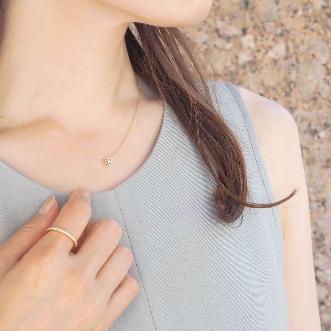 pontevecchioさんのインスタグラム写真 - (pontevecchioInstagram)「． BIRTHSTONE（バースストーン）シリーズの新作ネックレス。 お守りのようにデイリーに身に着けられるサイズ感です。 ． 神秘的な白い輝きを放つパールは、美しさの象徴。 母貝から育まれることから、家族愛の象徴ともいわれています。 誕生石にかかわらず、大切な方へのプレゼントにもおすすめです。 ． 【商品詳細】 〈6月の誕生石：パール〉 ■素材　K18YG フレッシュウォーターパール/ダイヤモンド ■品番　GL2314N001FPYG ． ※ご来店の際は店頭まで在庫状況をお問い合わせくださいませ。 ． #ポンテヴェキオ#pontevecchio#パール#パールネックレス#フラワーモチーフ#バースストーン#誕生石アクセサリー#誕生石ネックレス#誕生石ジュエリー#誕生日プレゼント#誕生石#真珠#蓓琪奥」7月19日 18時01分 - pontevecchio_jp