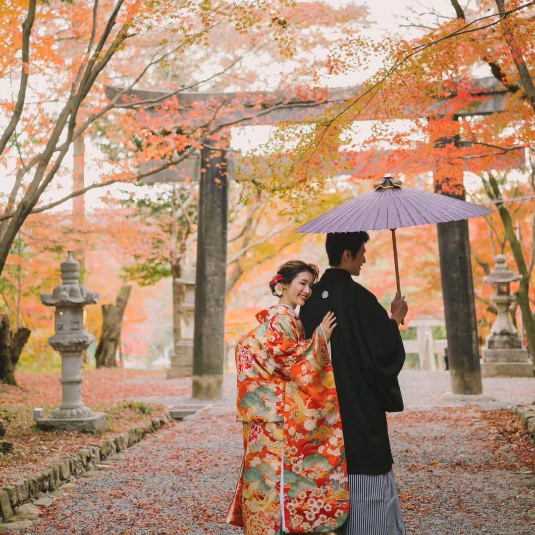 和婚スタイルさんのインスタグラム写真 - (和婚スタイルInstagram)「❖2023年秋の挙式ご希望の方❖ お急ぎくださいｯ✨  . 神前式のハイシーズン【秋】🍁 １年の中で最もご予約が埋まりやすい時期です。  . ご相談会では、会場のご提案から空き状況のお調べまでご案内いたします。  . 【日本の美しい結婚式を紡ぐ】 @wakonstyle  −−−−−−−−−−−−−−− #和婚スタイル  #和婚スタイル花嫁 #神社  #神前式 #仏前式 #前撮り #秋挙式 #紅葉 #和装ロケ撮 #2023秋婚 #2023冬婚  #花嫁  #ウェディング #結婚式  #和装 #着物  #白無垢  #結婚式コーデ  #和装婚  #前撮り  #和装前撮り #神社挙式 #白無垢 #色打掛 #引振袖」7月19日 18時13分 - wakonstyle