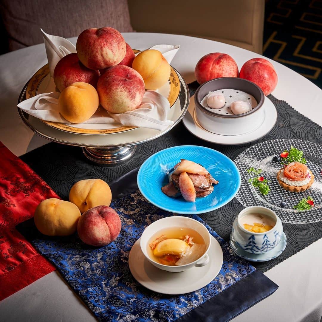 The Ritz-Carlton, Osakaのインスタグラム：「【桃フェア～“仙果”を味わう～】  夏に旬を迎える桃。 中国では“仙果”と呼ばれ、不老長寿、幸運をもたらす果実として親しまれてきました。 そんなみずみずしい桃をふんだんに使ったメニュー（アラカルト）が、本日よりスタートしました。 この時期にだけお楽しみいただける夏の味覚をご堪能ください。  https://xiangtao.ritzcarltonosaka.com/our-menus  ■期間　2023年7月19日（水）～30日（日） ■メニュー ●白桃ジュースにエルダーフラワーで香りづけしたカクテル/モクテル "I Love Peach"  ●白桃を包んだ海老蒸し餃子 （２個）  ●黄桃とキヌガサダケ タラバ蟹入り蒸しスープ （１人前）  ●ハンガリー産マグレカナールと白桃のジンジャー炒め （１～２人前） ●黄桃入りココナッツミルク （１人前）  ●香桃烏龍茶の冷製エッグタルト 白桃をのせて（1個）   ※ランチ・ディナーにてオーダーいただけます。  Peaches are the seasonal fruits in summer. In China, peaches have been called "xiangui" (fairy fruit) and have been popular as a fruit that brings longevity and good fortune. We are offering dishes with plenty of juicy peaches.  Please enjoy the tease of summer, available at this time of year.  #Peach#Fair#桃#仙果#白桃#香桃」