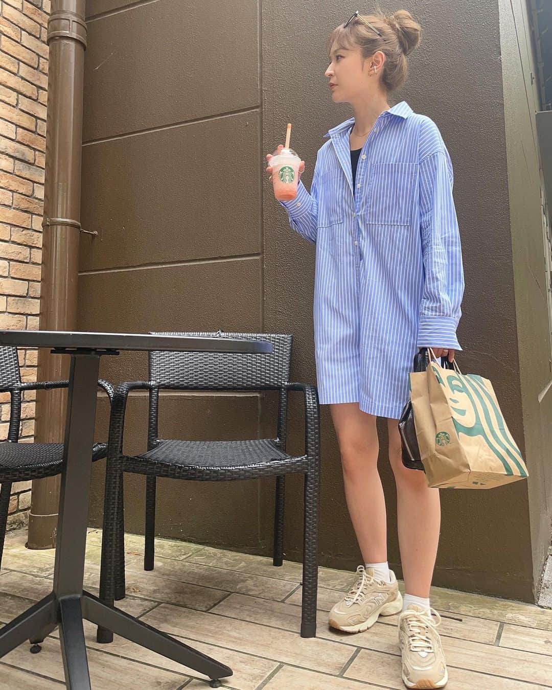 のインスタグラム：「お気に入りのめちゃかわロンパース🩵🤍  あと、この前スターバックスで アンケートレシートが当たったので、 （アンケートに答えるとドリンク一杯無料） 桃のフラペチーノ飲んできました🍑🧾💕 めちゃくちゃ美味しかったです🥹 ・ ・ #ロンパース #ロンパースコーデ #ストライプ #ストライプロンパース #オールインワン #スターバックス #桃フラペチーノ #starbucks #スニーカー #スニーカーコーデ」
