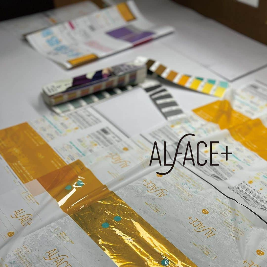 オルフェス（ALFACE+）のインスタグラム：「. \2023.08リニューアル/ 発売まであと少し！シンオルフェスができるまで  リニューアルではパッケージのデザインにも細部までこだわりました。 こだわりが詰まった#シンオルフェス をお楽しみに✨  #オルフェス #シンオルフェス #オルフェスリニューアル #オルフェスイエローエッセンシャルマスク #イエローエッセンシャルマスク #湯葉マスク #湯葉シート #湯葉感覚シート #毛穴ケア  #毛穴対策 #毛穴悩み #皮脂抑制 #ビタミンケア #ビタミンC #ビタミンコスメ #ビタミンシートマスク #透明感 #透明感ケア #美白ケア #紫外線対策 #日焼け対策 #美白コスメ #透明感コスメ #シートマスク #シートマスクマニア」