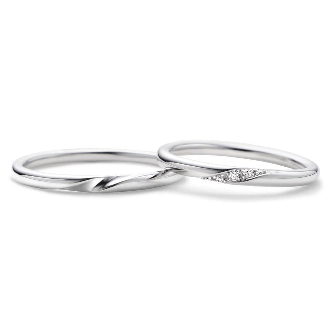 TRECENTI トレセンテのインスタグラム：「NEW! 人気のウェヌスシリーズに結婚指輪ストレートタイプが登場✨ 軽やかでありながら、高級感を感じられるデザインに仕上げています。 身に着ける方が美しく見えるデザインであることを意識し、作られています。  7月15日より各店舗にて発売中です。ぜひお試しください✨  ----------------------------------------------  #トレセンテ #trecenti #婚約指輪 #結婚指輪 #エンゲージリング #マリッジリング #婚姻届 #ブライダルリング #プレ花嫁 #プレ花嫁さんと繋がりたい #内甲丸 #日本中の花嫁さんと繋がりたい #日本中のプレ花嫁さんと繋がりたい #ブライダル専門店 #結婚式前撮り #ブライダルジュエリー #全国のプレ花嫁さんと繋がりたい #指輪選び #指輪探し #ピンクダイヤモンド #ピンクゴールド #プロポーズ #エンゲージリング探し #サプライズプロポーズ #プロポーズ準備 #重ねづけ #エンゲージリングと重ね付け #重ねづけリング #セットリング」