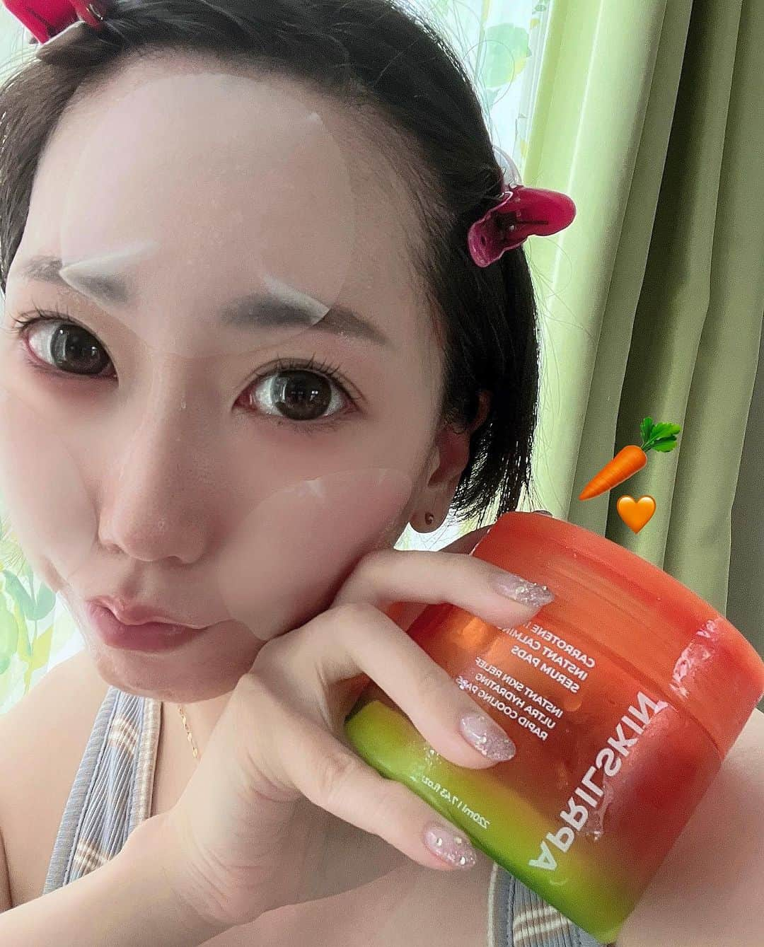 西内みなみさんのインスタグラム写真 - (西内みなみInstagram)「赤み肌、敏感肌さん必見‼️ なんとこの度エイプリルスキンさん @aprilskin_officialjapan と、コラボ販売させてもらいます🥕  🗓期間：7/19~7/26  🛒販売ショップ Qoo10、エイプリルスキン公式サイト  - - - - - - - - - - - - - - - - - - - - - -  🧊冷感ケアSET🧊 9,500 円→ 2,990円 (69%off) カロテンセラムパックパッド+クレンジングフォーム＋（GIFT）パック5枚 👉🏻毛穴の奥まですっきり洗い流し、 肌をひんやりクールダウン！  🥵夏枯れ肌ケアSET🔥 9,800 円→ 2,990円 (69%off) カロテンセラム+クリーム＋（GIFT）パック5枚 👉🏻肌に刺激を受けた肌を急速鎮静、 水分はチャージして夏枯れ肌から脱出！  🥕そして他のカロテン商品全て割引になります🥺  - - - - - - - - - - - - - - - - - - - - - -  私のオススメは 🧊冷感ケアSET🧊 9,500円→ 2,990円 (69%off) カロテンセラムパックパッド＋クレンジングフォーム+（GIFT）パック5枚 めっちゃヤバくない⁉️破格すぎて🤣 絶対ゲットして欲しい🥳👏🏻  🥕カロテンIPMP™ セラムパックパッド もうこれが凄すぎて😳🌟 1枚で3役時短ケア！ セラム・トナー・シートマスクが 1度で出来るパッド形パック‪💡‬ 私はメイク前に5分間のパックとして 使ってるんだけど、 冷感ケアがガチですごい！🧊 お肌に乗せた瞬間肌の温度を-8.2°C ひんやりクールダウンして 毛穴がキュッと引き締まって、 化粧ノリも良くぐーんと良くなる◎ （冷蔵庫で冷やすと本当最高👍🏻💗） 肌にピタッと密着して落ちないから 結構どこでも使える👍🏻💞  夏にひんやりケアに これはまじでオススメ🥕 どっちも破格の値段だから買って損はない‼️  #PR #カロテン #ニンジン #セラムパックパッド#韓国コスメ #冷感コスメ #夏枯れ肌#夏枯れ肌対策 #APRILSKIN #エイプリルスキン#カロテンセラム #夏対策 #ニキビケア#ひんやりコスメ」7月19日 18時09分 - miiiiiiu3u6