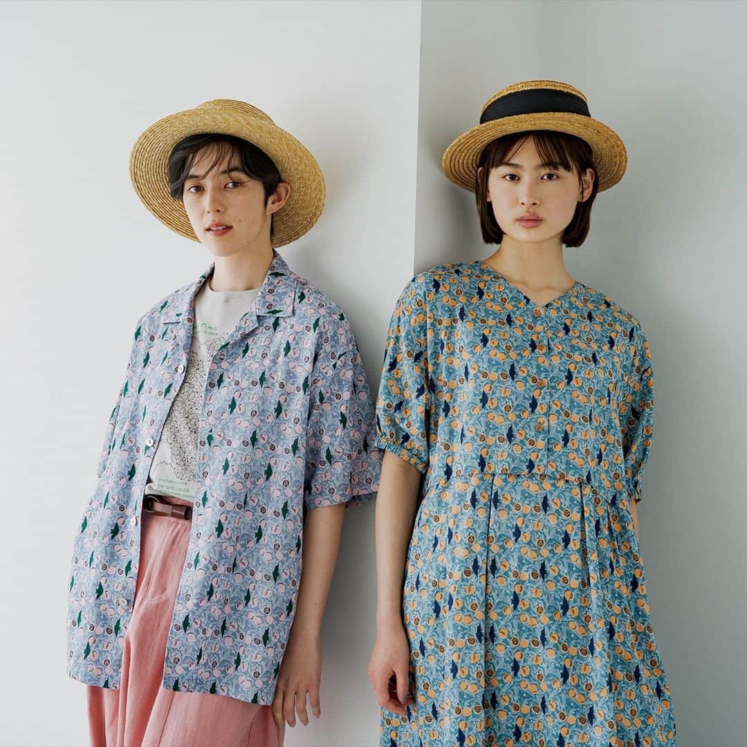 marbleSUD(マーブルシュッド) のインスタグラム：「【23MS collection】 ［ざくろ］ 金子みすゞさんの詩、「ざくろ」からインスピレーションを得て生まれたテキスタイルです。ざくろの実をめぐる、子供とからすの可愛らしいかけ合いをイメージして描きました。  夏空に映えるオレンジ、イエロー、ピンクのカラーがとっても爽やかですね。」