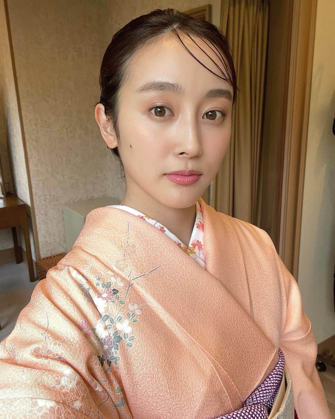 泉見祐希のインスタグラム：「姉の結婚式でした🌸 このお着物はわたしの大学の卒業式の時に母が着ていた訪問着。👘 ハタチのときの振袖も、 訪問着も母のおさがりが着られて嬉しい。💕 コロナや出産で5年越しのやっとの結婚式。 ずっとこの日を楽しみにしてた🤍！ 子どもと挙げる結婚式もいいものだな🫧🫶」