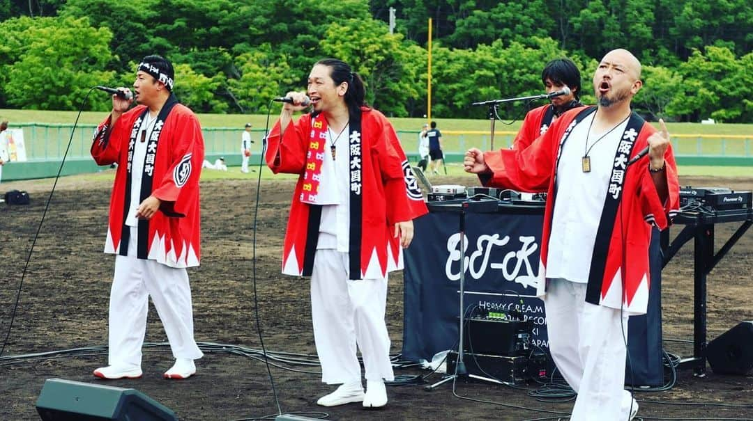 KLUTCHさんのインスタグラム写真 - (KLUTCHInstagram)「2023.7.17 超野球祭り ＠北海道・石狩市青葉公園野球場 ⁡ 坪井監督率いる石狩レッドフェニッックスの試合前に歌わせていただきました！！ ⁡ 始球式もやらせてもらったり、試合観戦もさせてもらったり1日中ただただ楽しい時間でした。 ⁡ 呼んでいただいた石狩レッドフェニッックスのみなさん、坪井さん、河本さん、そして一緒に音楽を楽しんでくれたスタンドのみなさん、ありがとうございました！！ ⁡ また北海道歌いに戻って来れるように頑張ります。 ⁡ ⁡ ⁡ ⁡ ⁡ ⁡ ⁡ ⁡ #ETKING #KLUTCH #センコウ #DJBOOBY #コシバKEN #石狩レッドフェニッックス #北海道 #石狩 #坪井智哉 #石狩青葉公園野球場 #4年ぶり #ありがとう #感謝 #LIVE #LIFE #music」7月19日 18時11分 - klutch3etking