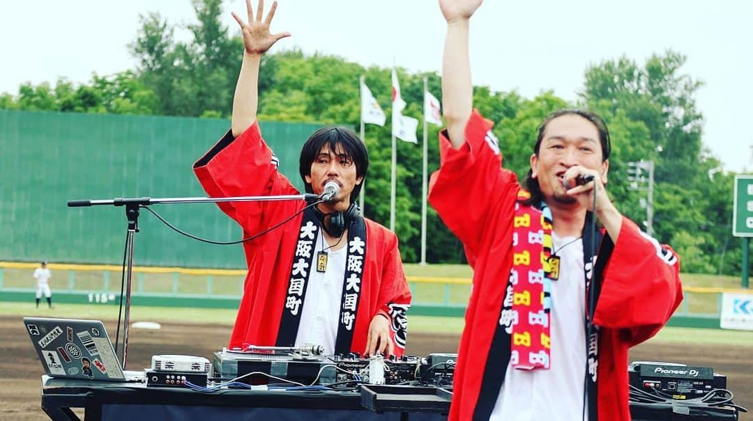 KLUTCHさんのインスタグラム写真 - (KLUTCHInstagram)「2023.7.17 超野球祭り ＠北海道・石狩市青葉公園野球場 ⁡ 坪井監督率いる石狩レッドフェニッックスの試合前に歌わせていただきました！！ ⁡ 始球式もやらせてもらったり、試合観戦もさせてもらったり1日中ただただ楽しい時間でした。 ⁡ 呼んでいただいた石狩レッドフェニッックスのみなさん、坪井さん、河本さん、そして一緒に音楽を楽しんでくれたスタンドのみなさん、ありがとうございました！！ ⁡ また北海道歌いに戻って来れるように頑張ります。 ⁡ ⁡ ⁡ ⁡ ⁡ ⁡ ⁡ ⁡ #ETKING #KLUTCH #センコウ #DJBOOBY #コシバKEN #石狩レッドフェニッックス #北海道 #石狩 #坪井智哉 #石狩青葉公園野球場 #4年ぶり #ありがとう #感謝 #LIVE #LIFE #music」7月19日 18時11分 - klutch3etking