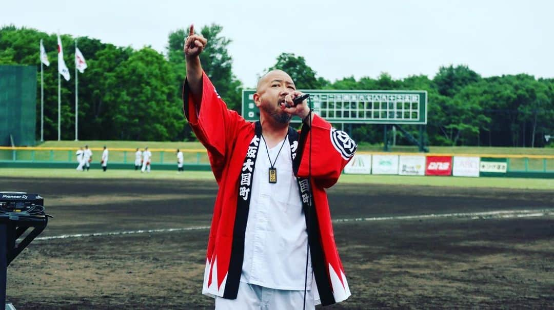 KLUTCHさんのインスタグラム写真 - (KLUTCHInstagram)「2023.7.17 超野球祭り ＠北海道・石狩市青葉公園野球場 ⁡ 坪井監督率いる石狩レッドフェニッックスの試合前に歌わせていただきました！！ ⁡ 始球式もやらせてもらったり、試合観戦もさせてもらったり1日中ただただ楽しい時間でした。 ⁡ 呼んでいただいた石狩レッドフェニッックスのみなさん、坪井さん、河本さん、そして一緒に音楽を楽しんでくれたスタンドのみなさん、ありがとうございました！！ ⁡ また北海道歌いに戻って来れるように頑張ります。 ⁡ ⁡ ⁡ ⁡ ⁡ ⁡ ⁡ ⁡ #ETKING #KLUTCH #センコウ #DJBOOBY #コシバKEN #石狩レッドフェニッックス #北海道 #石狩 #坪井智哉 #石狩青葉公園野球場 #4年ぶり #ありがとう #感謝 #LIVE #LIFE #music」7月19日 18時11分 - klutch3etking