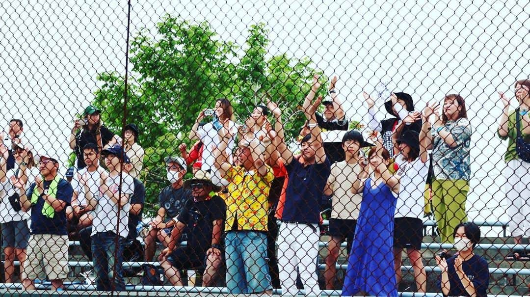 KLUTCHさんのインスタグラム写真 - (KLUTCHInstagram)「2023.7.17 超野球祭り ＠北海道・石狩市青葉公園野球場 ⁡ 坪井監督率いる石狩レッドフェニッックスの試合前に歌わせていただきました！！ ⁡ 始球式もやらせてもらったり、試合観戦もさせてもらったり1日中ただただ楽しい時間でした。 ⁡ 呼んでいただいた石狩レッドフェニッックスのみなさん、坪井さん、河本さん、そして一緒に音楽を楽しんでくれたスタンドのみなさん、ありがとうございました！！ ⁡ また北海道歌いに戻って来れるように頑張ります。 ⁡ ⁡ ⁡ ⁡ ⁡ ⁡ ⁡ ⁡ #ETKING #KLUTCH #センコウ #DJBOOBY #コシバKEN #石狩レッドフェニッックス #北海道 #石狩 #坪井智哉 #石狩青葉公園野球場 #4年ぶり #ありがとう #感謝 #LIVE #LIFE #music」7月19日 18時11分 - klutch3etking