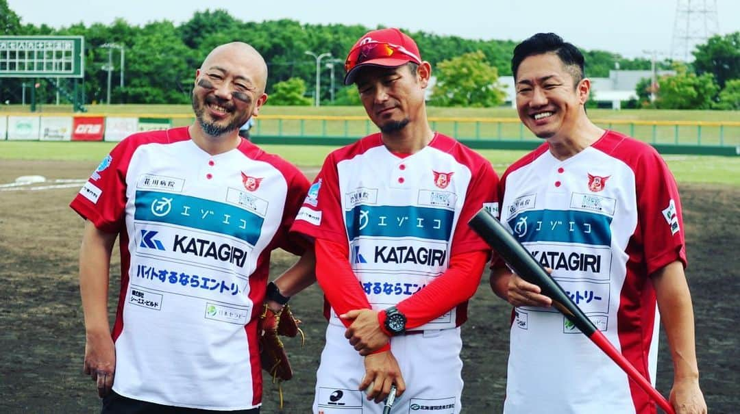 KLUTCHさんのインスタグラム写真 - (KLUTCHInstagram)「2023.7.17 超野球祭り ＠北海道・石狩市青葉公園野球場 ⁡ 坪井監督率いる石狩レッドフェニッックスの試合前に歌わせていただきました！！ ⁡ 始球式もやらせてもらったり、試合観戦もさせてもらったり1日中ただただ楽しい時間でした。 ⁡ 呼んでいただいた石狩レッドフェニッックスのみなさん、坪井さん、河本さん、そして一緒に音楽を楽しんでくれたスタンドのみなさん、ありがとうございました！！ ⁡ また北海道歌いに戻って来れるように頑張ります。 ⁡ ⁡ ⁡ ⁡ ⁡ ⁡ ⁡ ⁡ #ETKING #KLUTCH #センコウ #DJBOOBY #コシバKEN #石狩レッドフェニッックス #北海道 #石狩 #坪井智哉 #石狩青葉公園野球場 #4年ぶり #ありがとう #感謝 #LIVE #LIFE #music」7月19日 18時11分 - klutch3etking