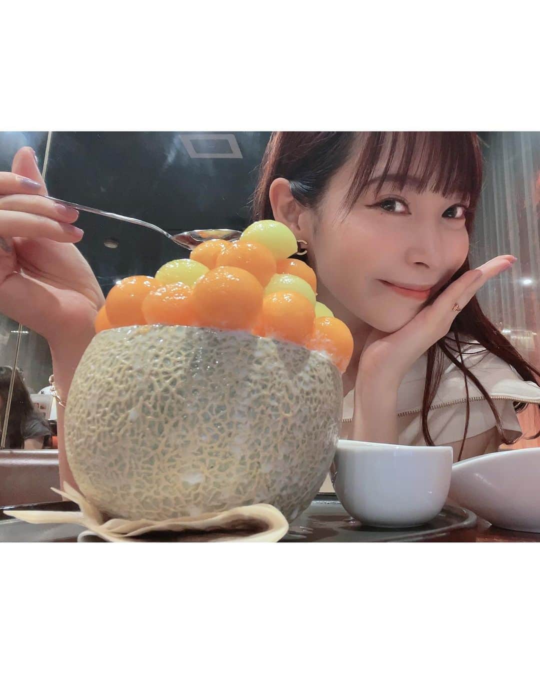 田中良子さんのインスタグラム写真 - (田中良子Instagram)「ビストロ　コマゲンさんの @bistro.komagen  期間限定かき氷を食べてきました🍧  メロン好きにはたまんない🍧 見た目すっごいインパクトです。 え、2種類のメロンがのってるーー！！！🍈🍈 これだけでもかなりテンションあがります👐  このかき氷、ヨーグルト味なんですが、 これがメロンに負けてない美味しさ！！ 全然水っぽくなく、 水不使用でヨーグルトと砂糖のみで作っているらしいです。 だから、全部かき氷溶けた後も美味しかった〜❤️ 飲むヨーグルトやーん🐄 メロンの甘味とヨーグルトの爽やかな酸味が、めちゃくちゃ相性よかったです🫶 全部かき氷なくなった後の 器のメロン、 無我夢中で削りまくって、たべました😂 ほんまにおいしすぎた〜😂  丸ごとメロンのかき氷¥2800 7/1から8/31までの金・土・日、 13時から16時まで限定です🍧🐄💓 売り切れになる前に行ってね〜🫶  #PR #ビストロコマゲン #扇町グルメ #扇町デート #扇町スイーツ #扇町カフェ #梅田グルメ #梅田デート #梅田スイーツ #梅田カフェ #大阪グルメ #大阪カフェ #大阪スイーツ #大阪かき氷 #かき氷 #隠れ家 #隠れ家bar #bar #Japan #osaka」7月19日 18時21分 - tanakaryoko102