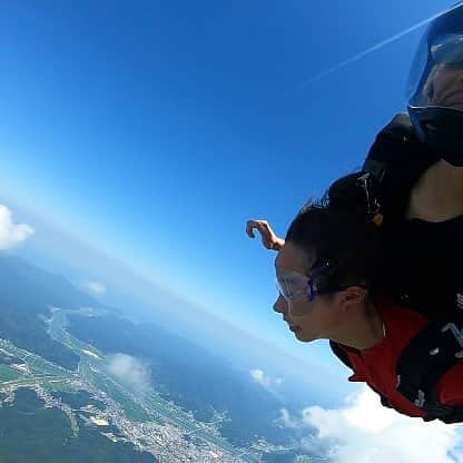 小西陽向さんのインスタグラム写真 - (小西陽向Instagram)「Sky Diving☀️🚀  人生初のスカイダイビング🪂 ドアの開いてる小型飛行機に乗った瞬間からドキドキワクワク😍 上空3500mから飛び出した時の感覚がすごく楽しくて嬉しくて不思議な感覚だった😳 約35秒のFree fallは200キロを超えるスピードで急降下！！ 楽しすぎてずっと笑顔🤣 最高の経験でした！いろんな場所で飛んでみたい✈️✨ . . . #skydiving #skydiver #skydive #スカイダイビング　#スカイダイビング関西 #但馬空港　#active #アクティブ女子」7月19日 18時16分 - hinata713