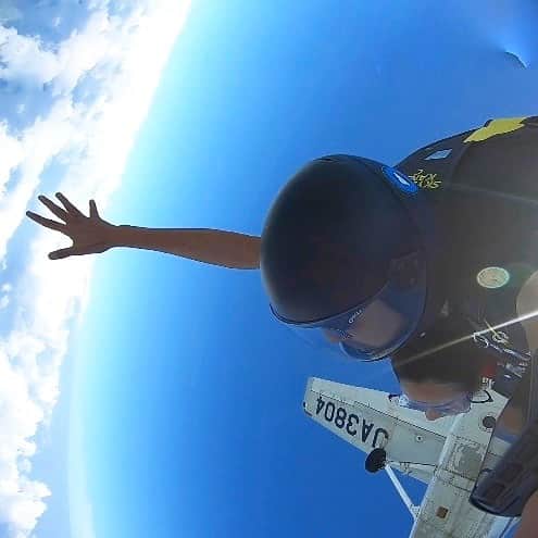 小西陽向のインスタグラム：「Sky Diving☀️🚀  人生初のスカイダイビング🪂 ドアの開いてる小型飛行機に乗った瞬間からドキドキワクワク😍 上空3500mから飛び出した時の感覚がすごく楽しくて嬉しくて不思議な感覚だった😳 約35秒のFree fallは200キロを超えるスピードで急降下！！ 楽しすぎてずっと笑顔🤣 最高の経験でした！いろんな場所で飛んでみたい✈️✨ . . . #skydiving #skydiver #skydive #スカイダイビング　#スカイダイビング関西 #但馬空港　#active #アクティブ女子」