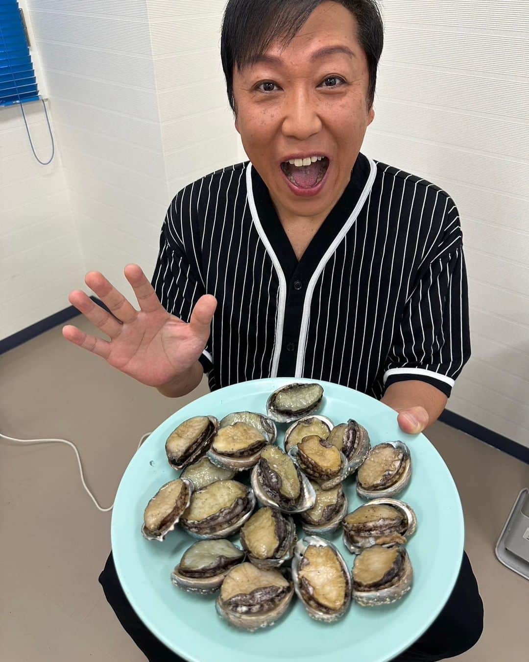 和田青児さんのインスタグラム写真 - (和田青児Instagram)「北海道八雲町 〜あわびの里フェスティバルにて〜 スタッフの方から 大量の蒸しあわびを 頂きました😍  あわび大好き❤せいちゃんには 至福のひととき✨✨でした！ 実行委員会の方々 ありがとうございました😊 ご馳走様でした〜  #和田青児 #八雲の空 #北海道 #八雲町 #あわび #新鮮 #海産物 #刺身 #なまらうまい #うまいっしょ #わや #ありがとう #感謝」7月19日 18時17分 - seiji__wada