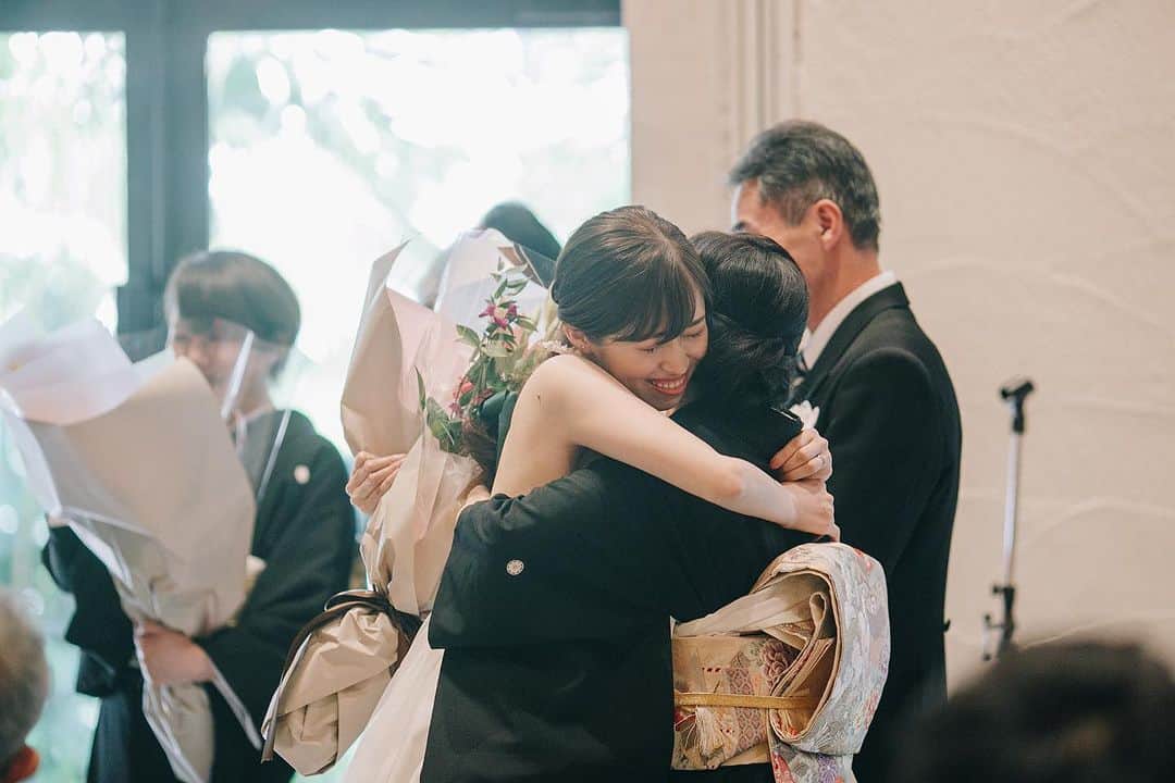 ラヴィ•ファクトリーさんのインスタグラム写真 - (ラヴィ•ファクトリーInstagram)「. 【写真で叶える結婚式】 .  大切な人たちにたくさんの感謝の気持ちを伝えて🤍 おふたりとゲストの表情から 最良の1日だったことが伝わってきます✨  . —————— ラヴィファクトリー: @fukuoka_laviephotography Photographer: @hassyphotography AREA:JAPAN,FUKUOKA —————— @laviefactoryをフォローして #laviefactory #ラヴィファクトリー のハッシュタグをつけて お写真を投稿してみてくださいね✳︎ . こちらの公式IG（@laviefactory） で取り上げさせていただきます✨ . 思わず笑顔になれるハートのある 「家族写真」はラヴィクルール* >>>@laviecouleur_official . #wedding #weddingphotography #photo  #ハートのある写真 #instawedding #結婚写真 #ウェディング #ウェディングフォト #撮影指示書 #ロケーションフォト #前撮り#写真好きな人と繋がりたい #フォトウェディング #卒花 #後撮り #ウェディングニュース #前撮り小物 #前撮りフォト #前撮りアイテム #ウェディング撮影 #撮影構図 #前撮りアイディア #撮影指示書 #花嫁コーディネート #花嫁コーデ #結婚式演出 #挙式当日 #挙式レポ」7月19日 18時18分 - laviefactory
